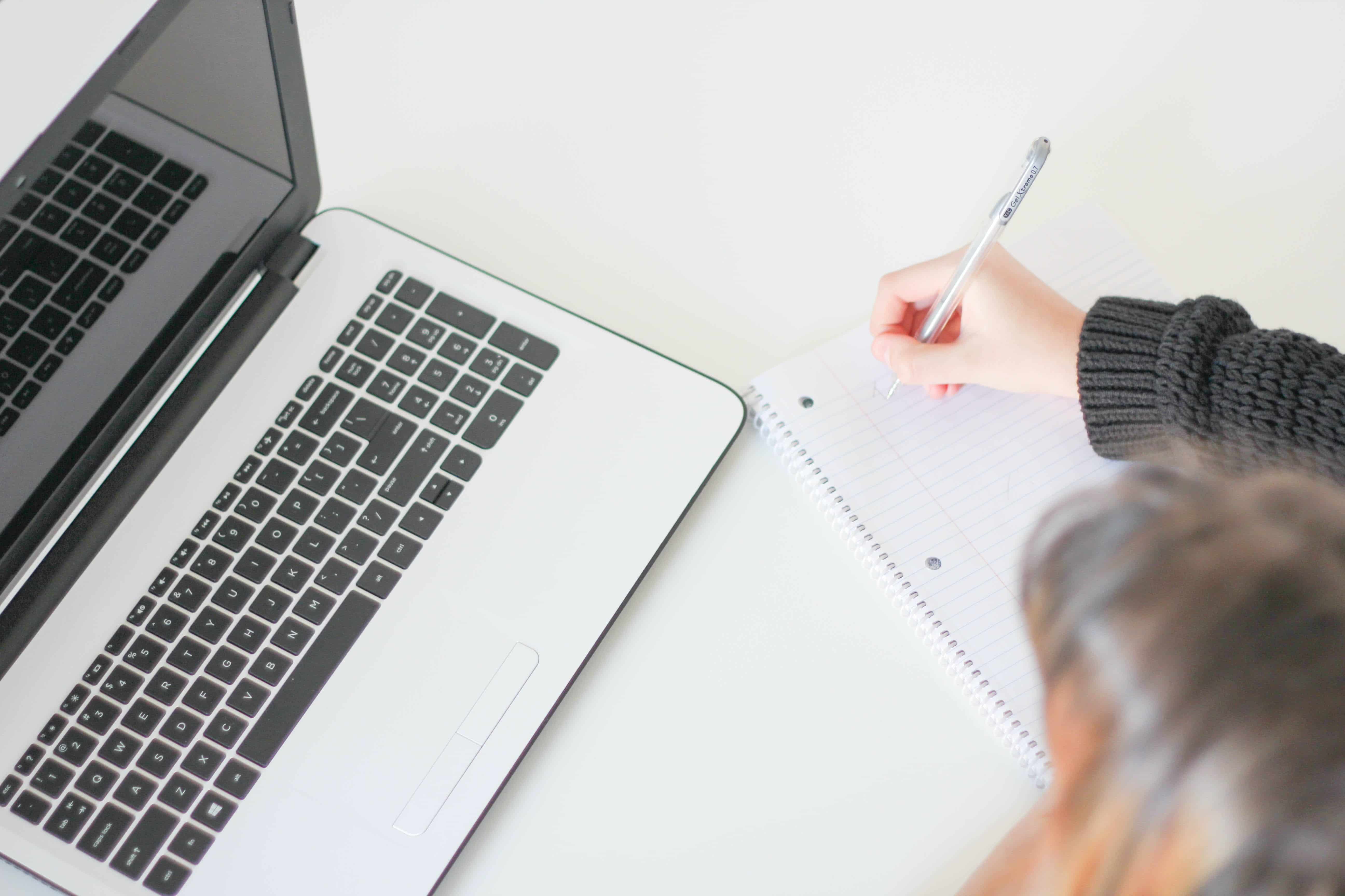 Estudiante con herramientas online