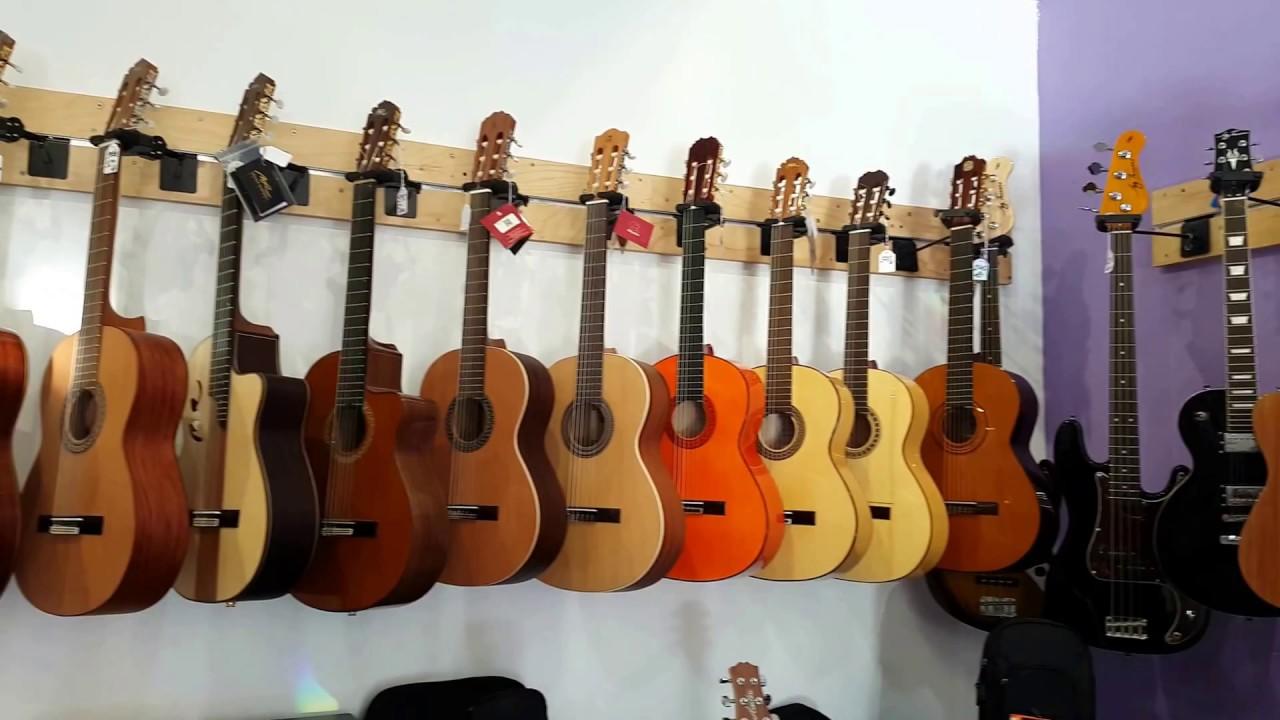 Guitarras colgando