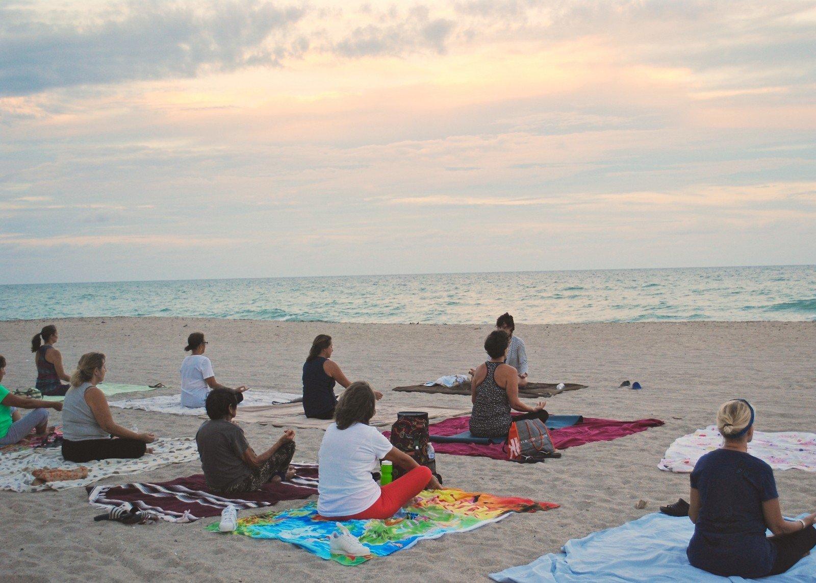 Practicar yoga en grupo genera complicidad y apoyo entre los compañeros