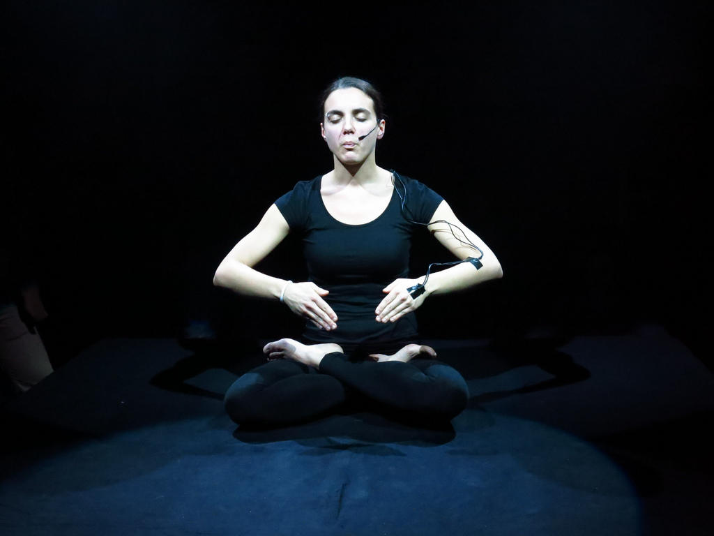 Los instructores de yoga realizan clases individuales y grupales