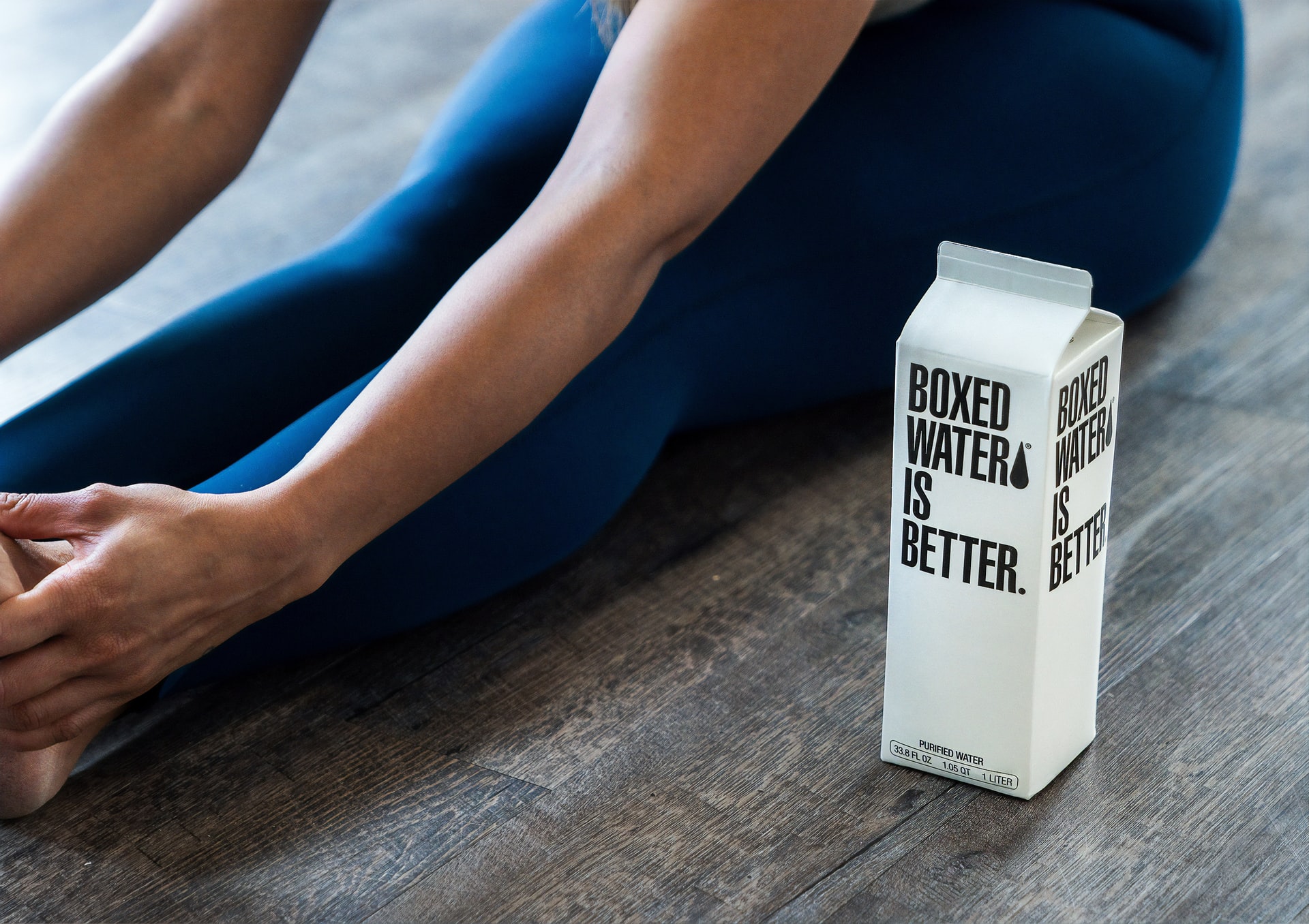 Practicando yoga con caja con agua