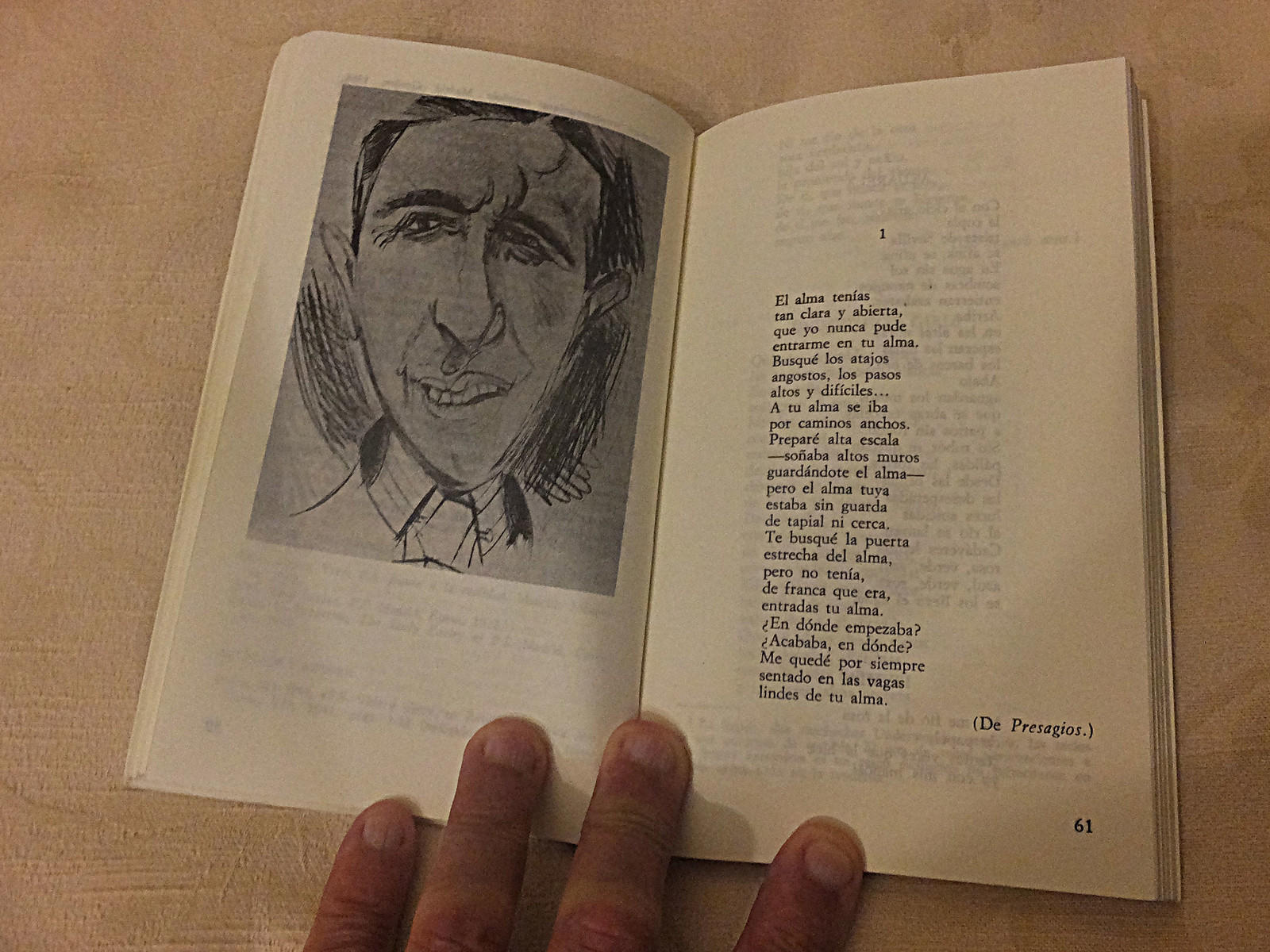 Recitar poesía es otra forma de mejorar tu español.