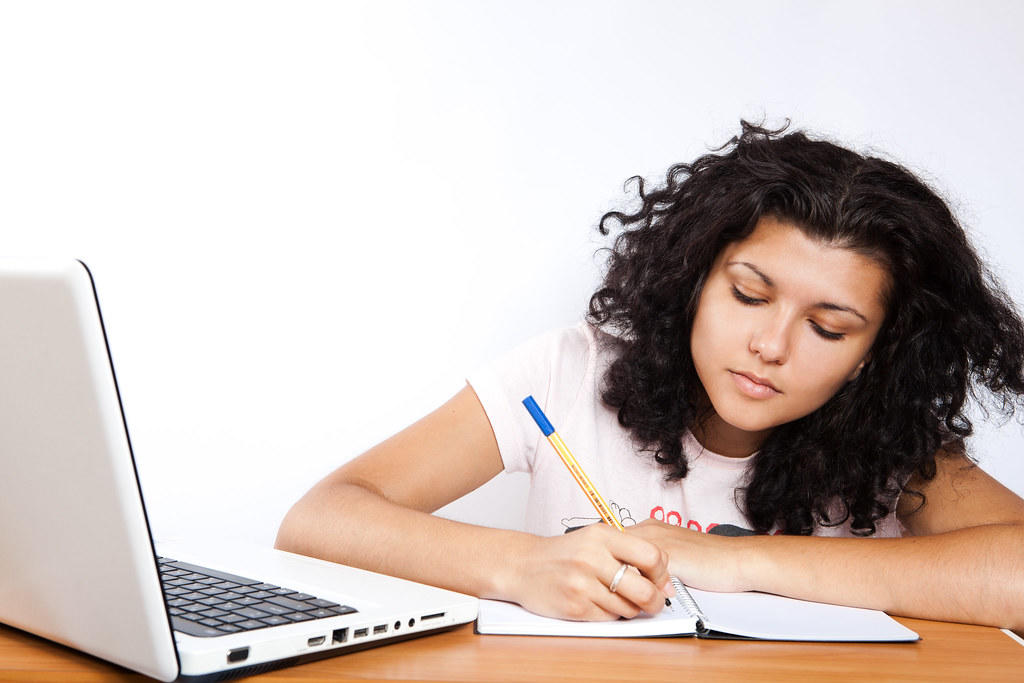 Encontrarás avisos de instructores en formatos físicos y digitales