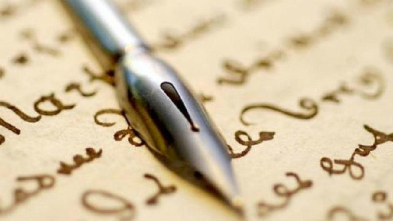Lápiz y letras en hojas.