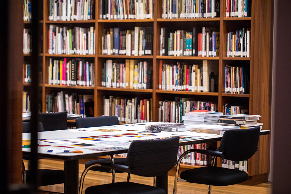 Estantes de librería y mesa