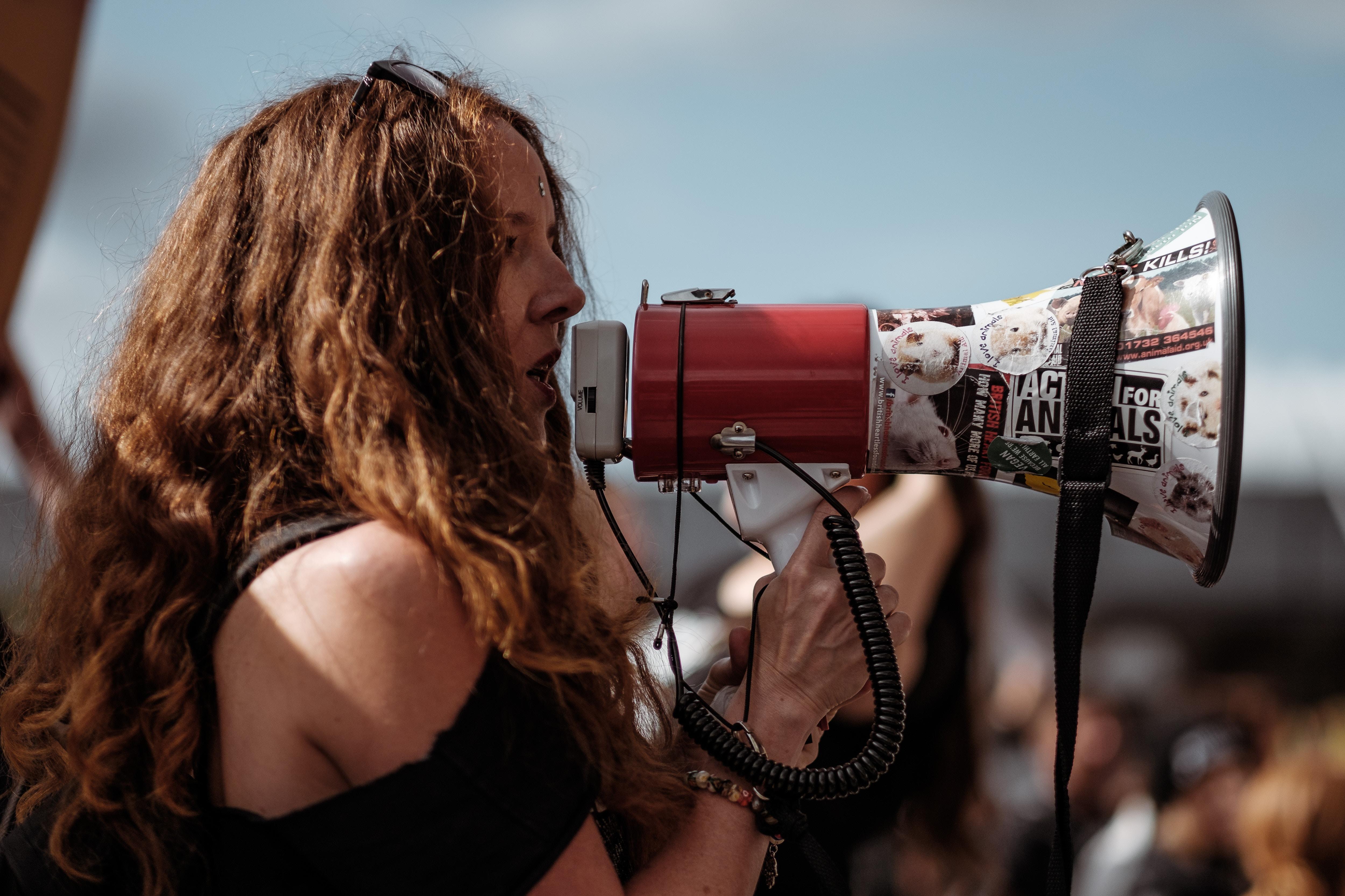 Mujer con altavoz