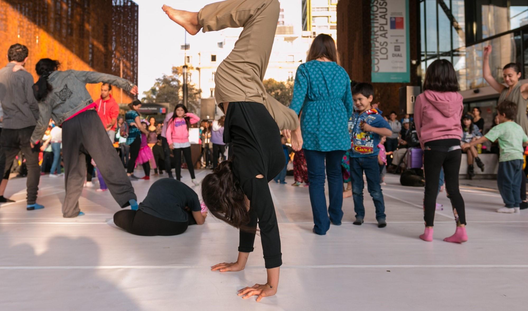 Cada vez son más los espacios públicos que ocupa la gente para practicar diversos estilos de baile.