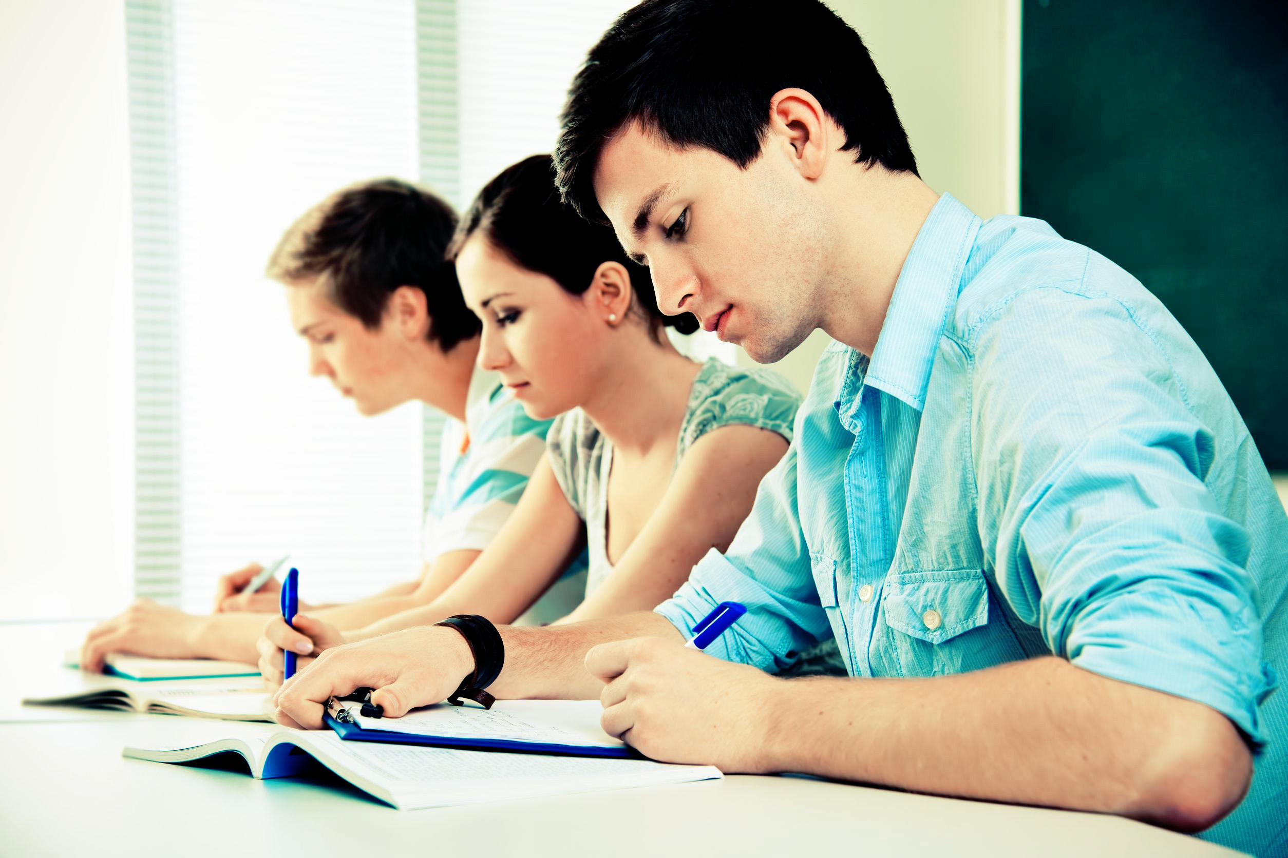 Jóvenes estudiando