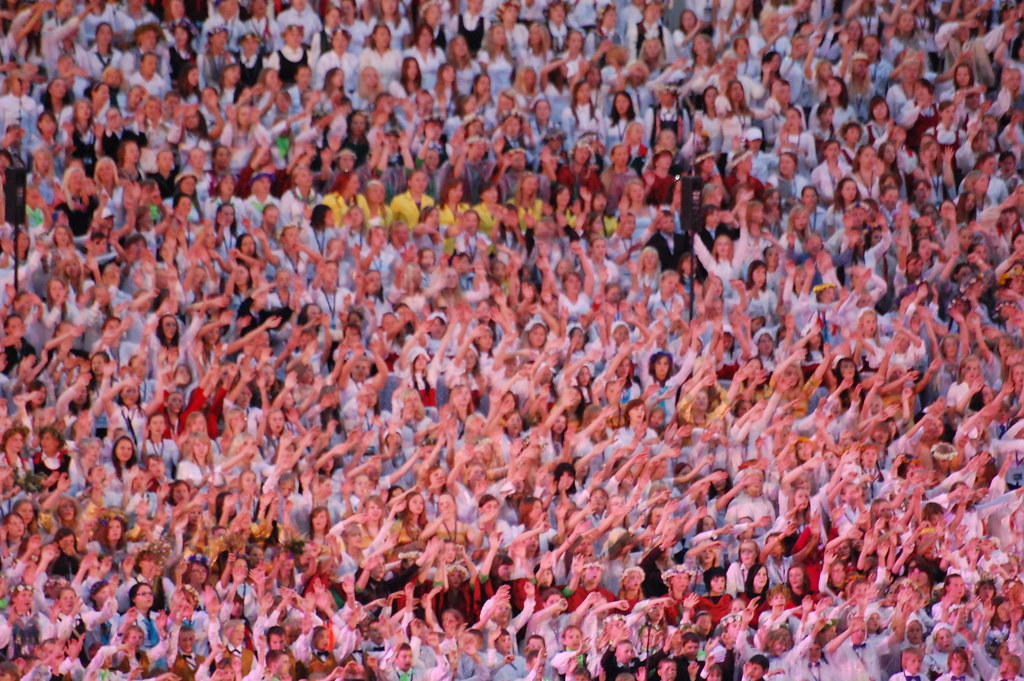 Personas cantando en grupo