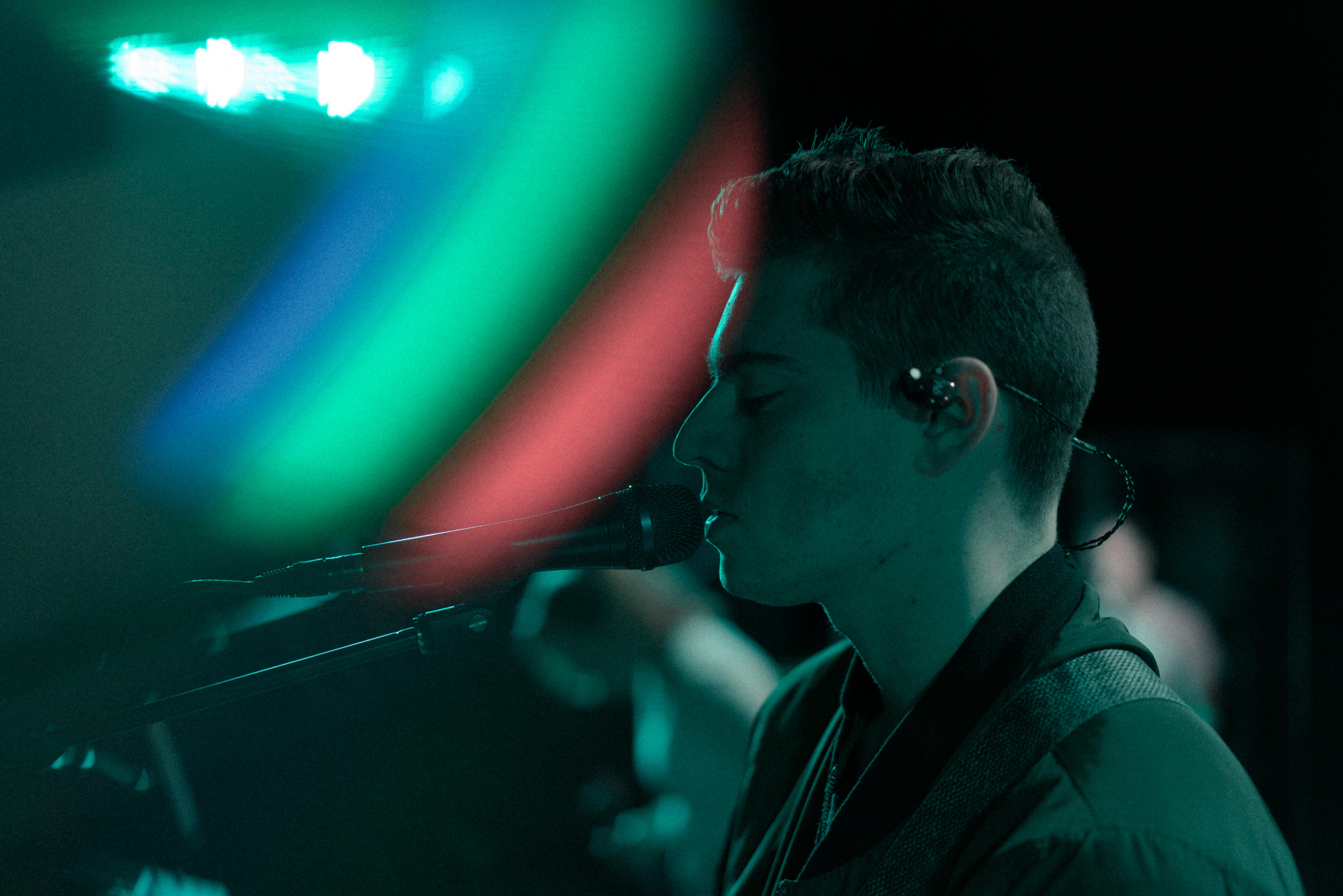 Hombre cantando