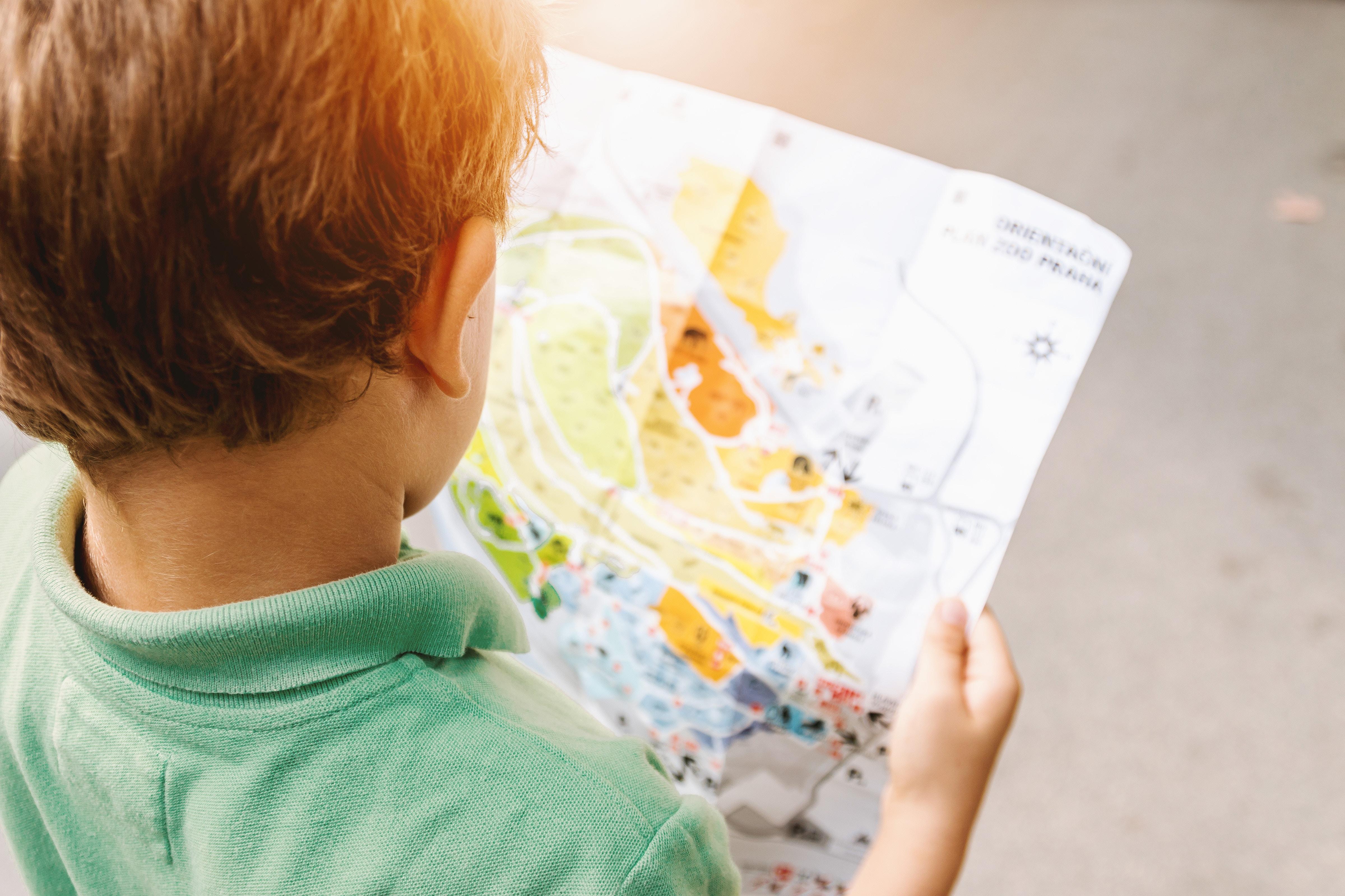 Niño mira un mapa