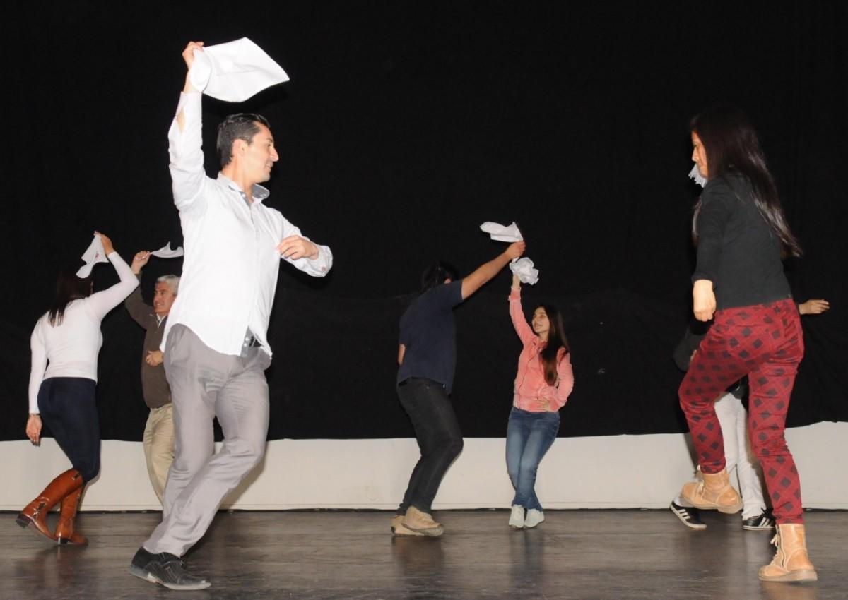 Academias, colegios y organizaciones sociales buscan profesores que enseñen diversos estilos de baile.