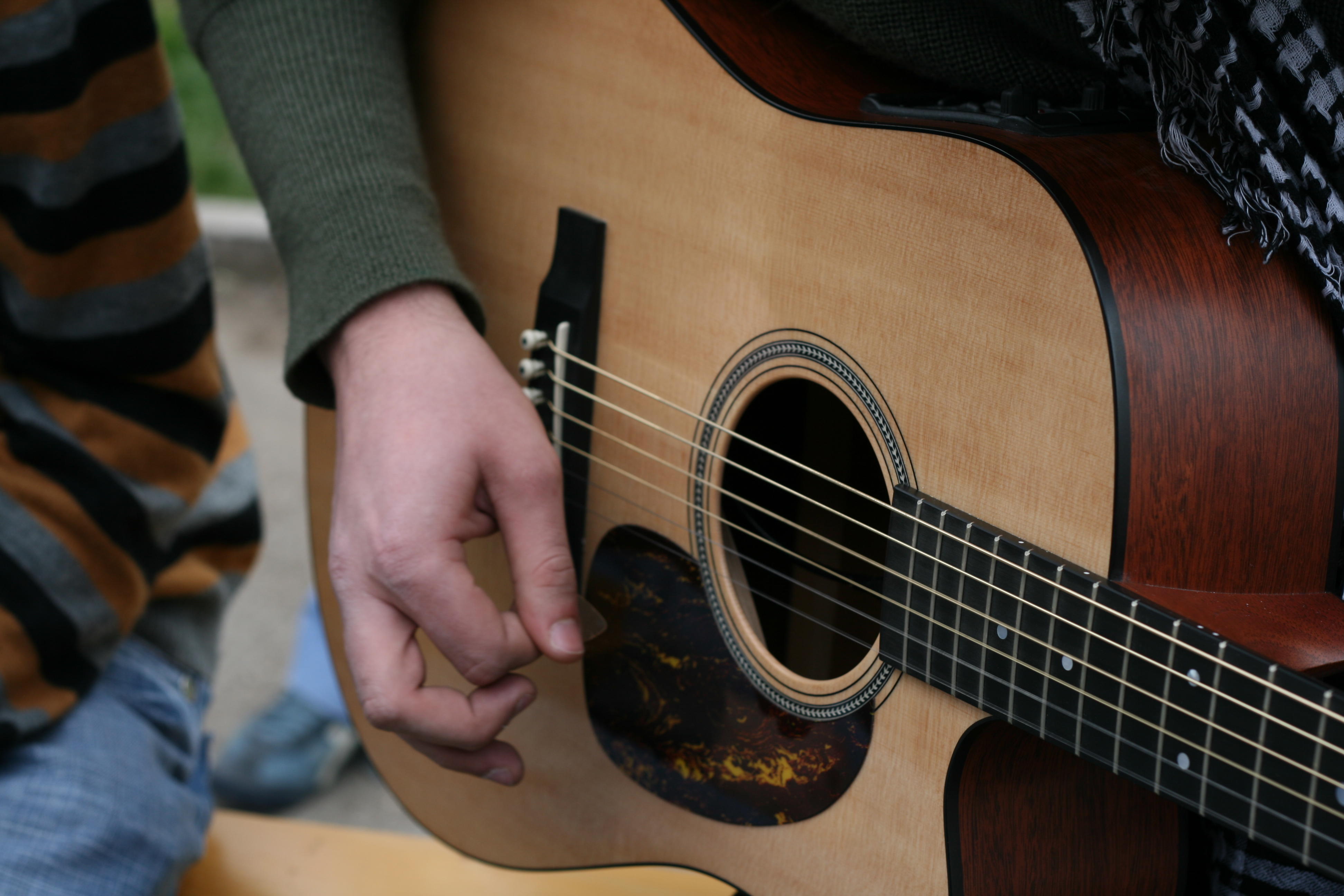 La guitarra puede ser una buena compañera para aprender a cantar.