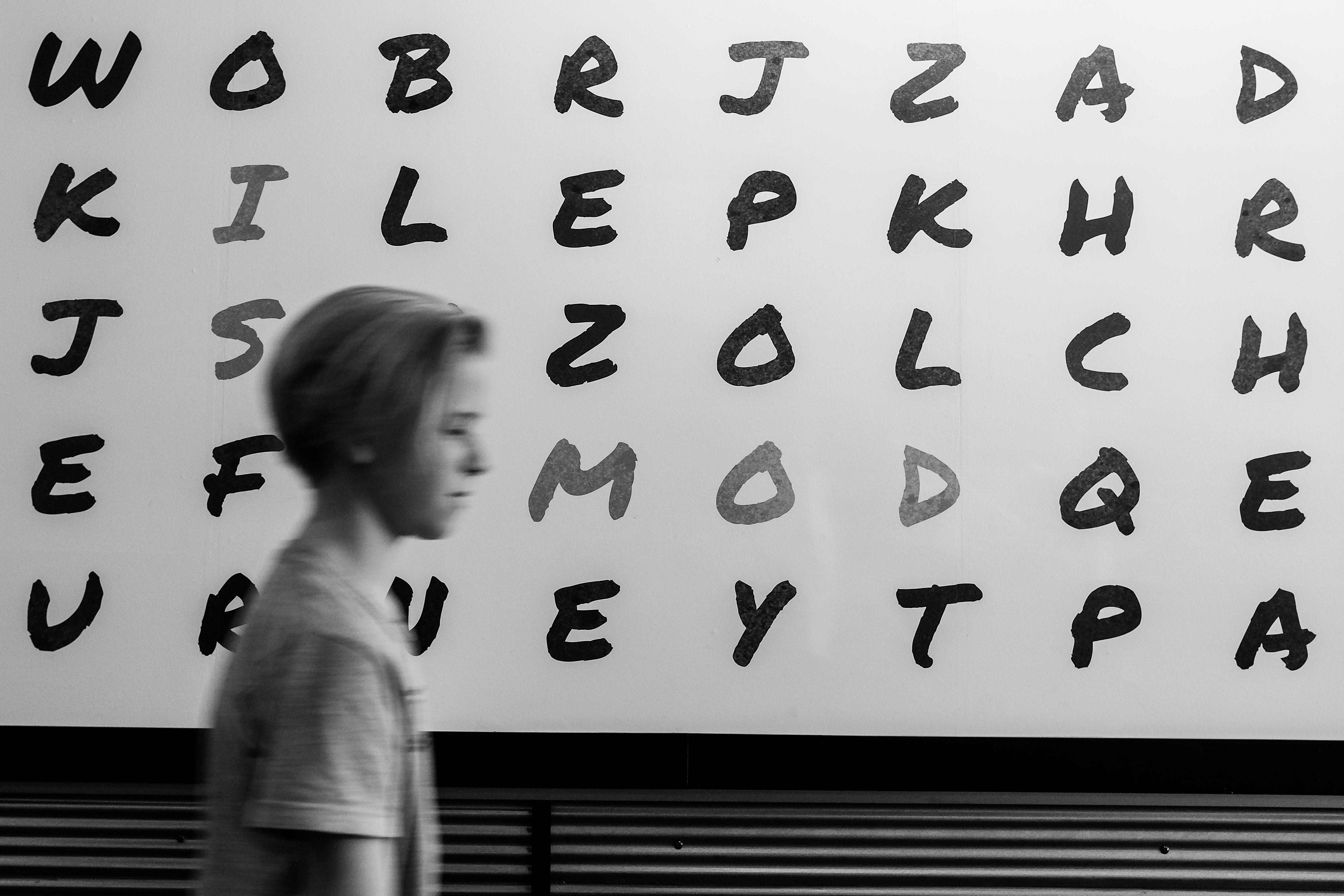 Joven frente a muro con letras