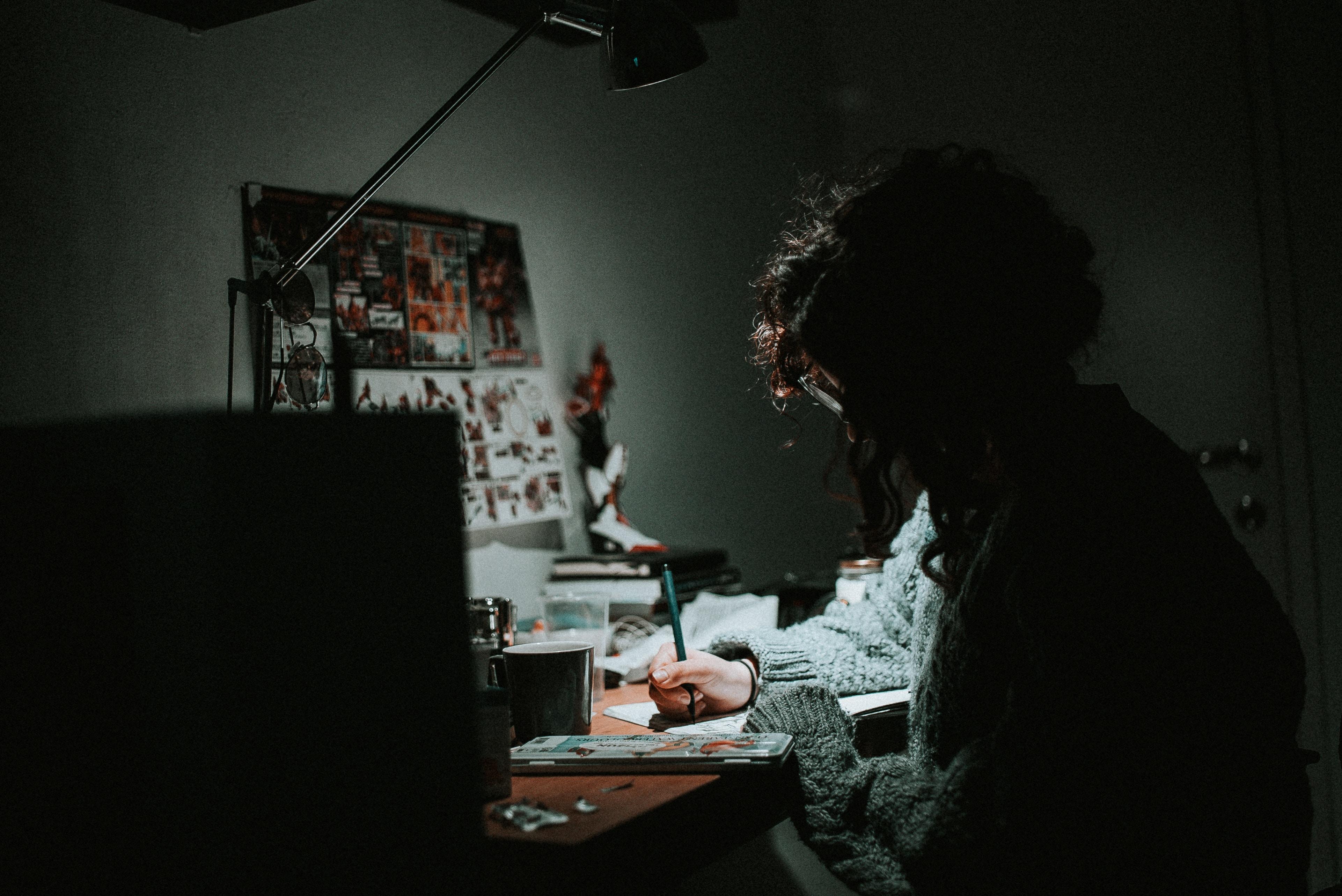 Persona estudia en escritorio