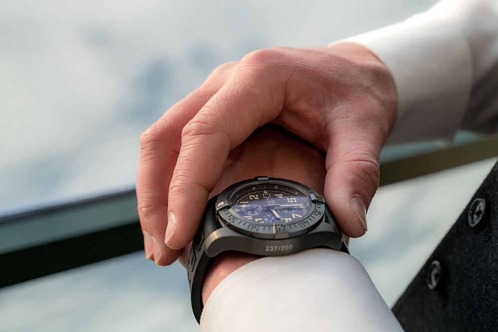 Persona mira reloj
