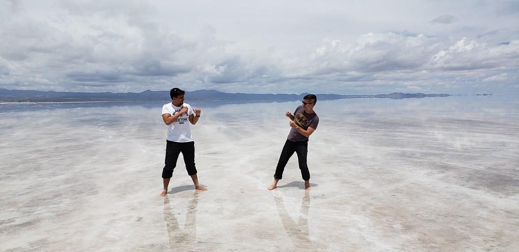 Dos hombres boxean salar