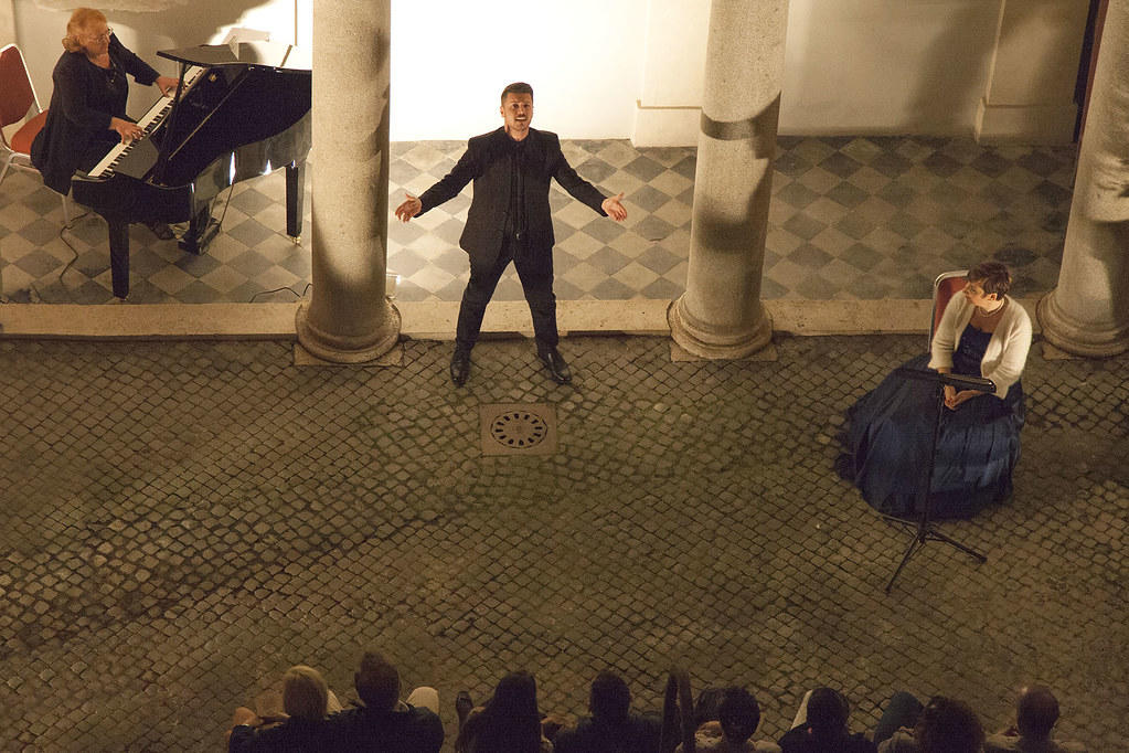 Superprof te entrega una guía para enseñar a cantar