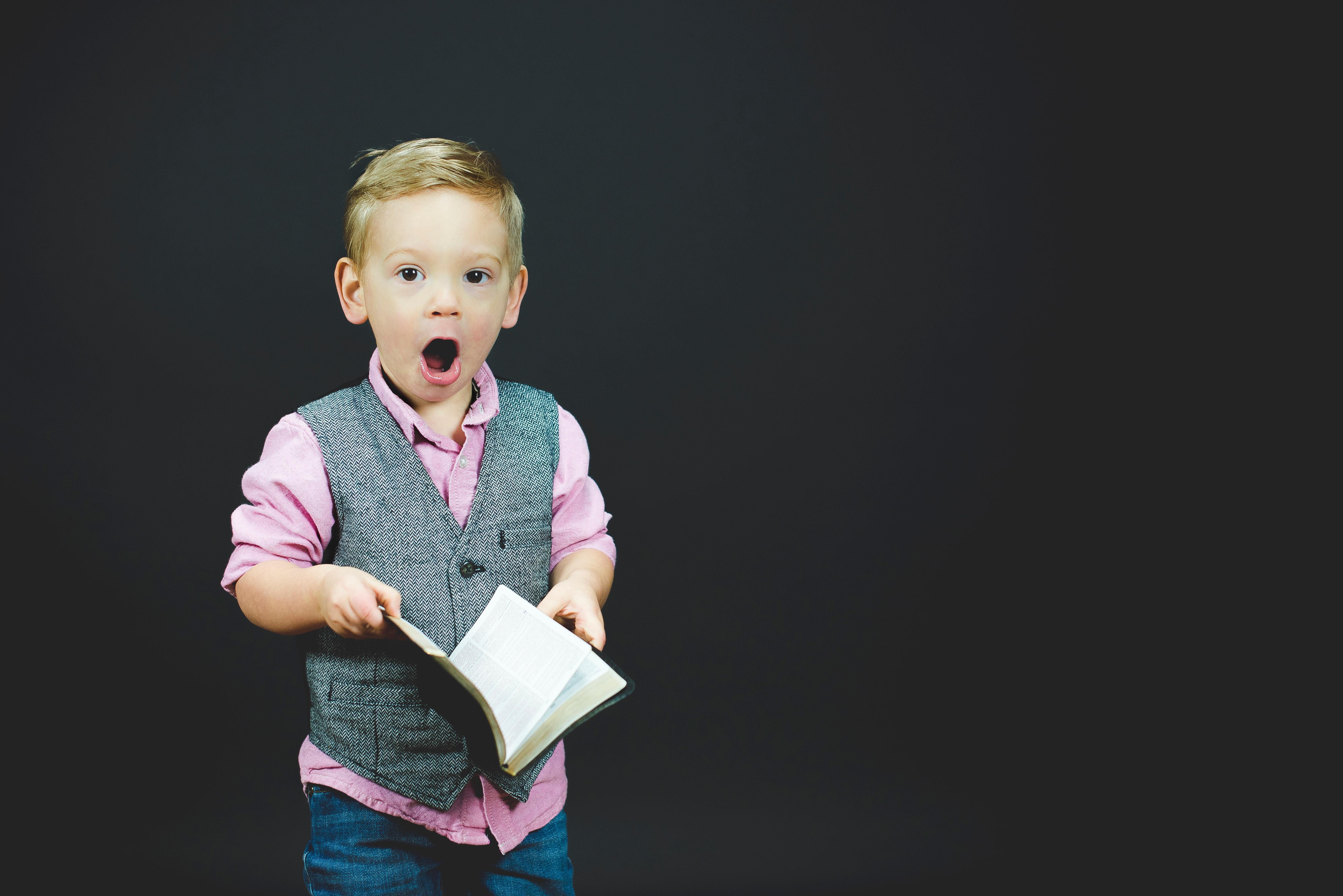 Niño con cuaderno
