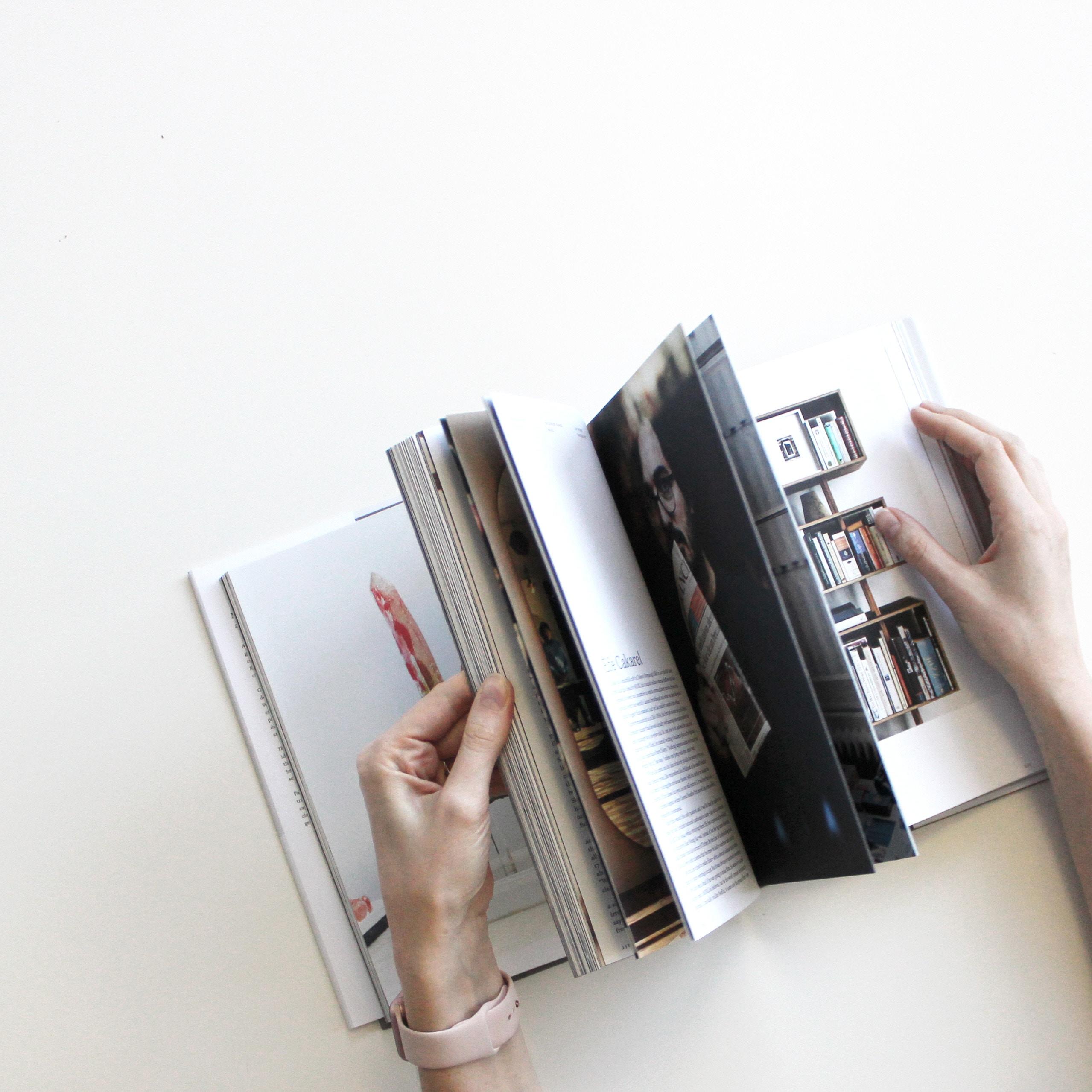 Persona leyendo un libro
