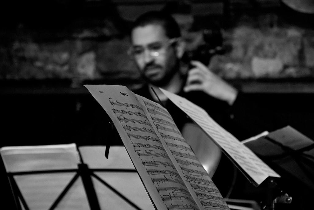 Hombre tocando instrumento