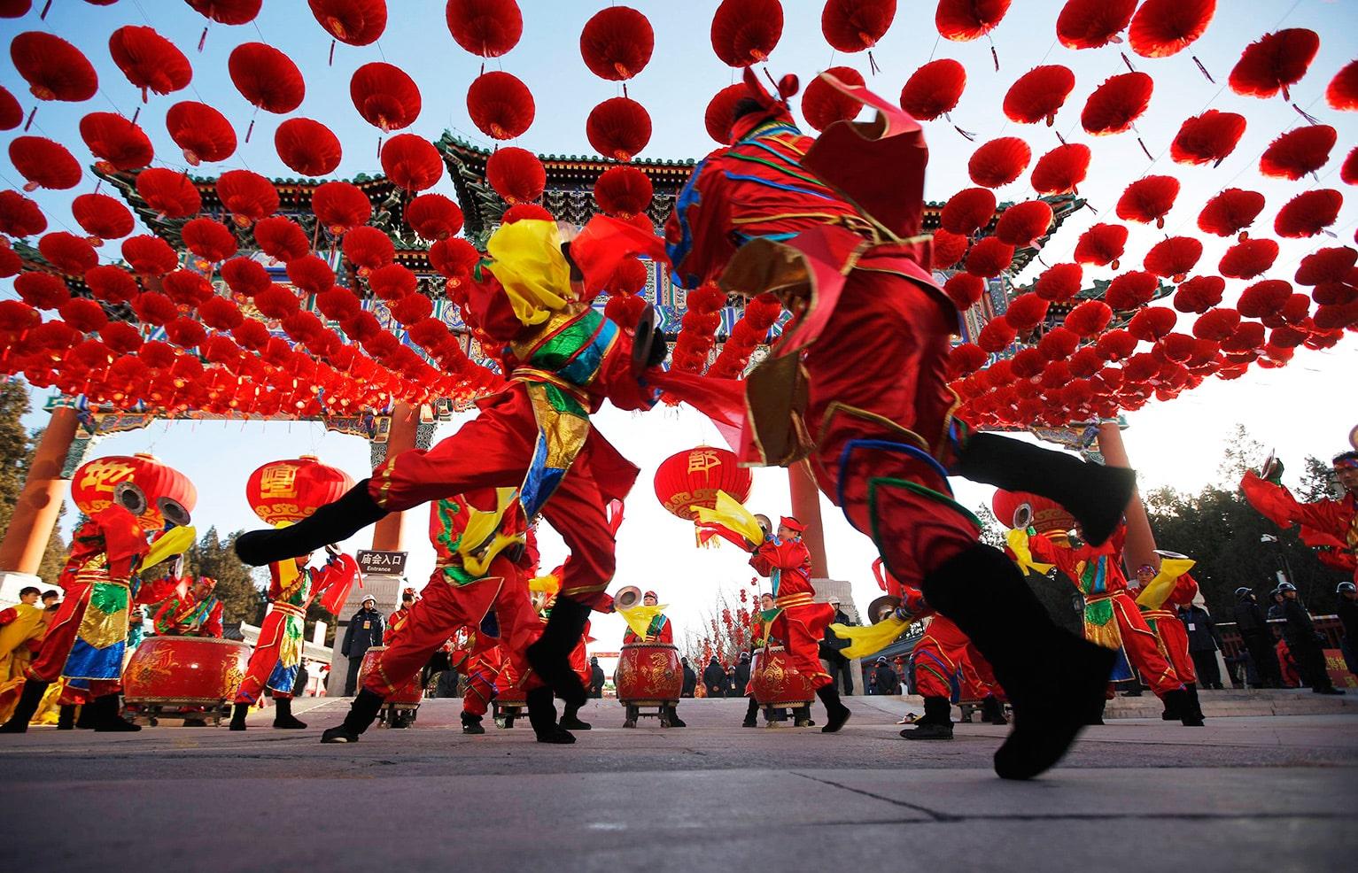En las fiestas chinas todavía se pueden observar muchos elementos y tradiciones provenientes de su mitología antigua.