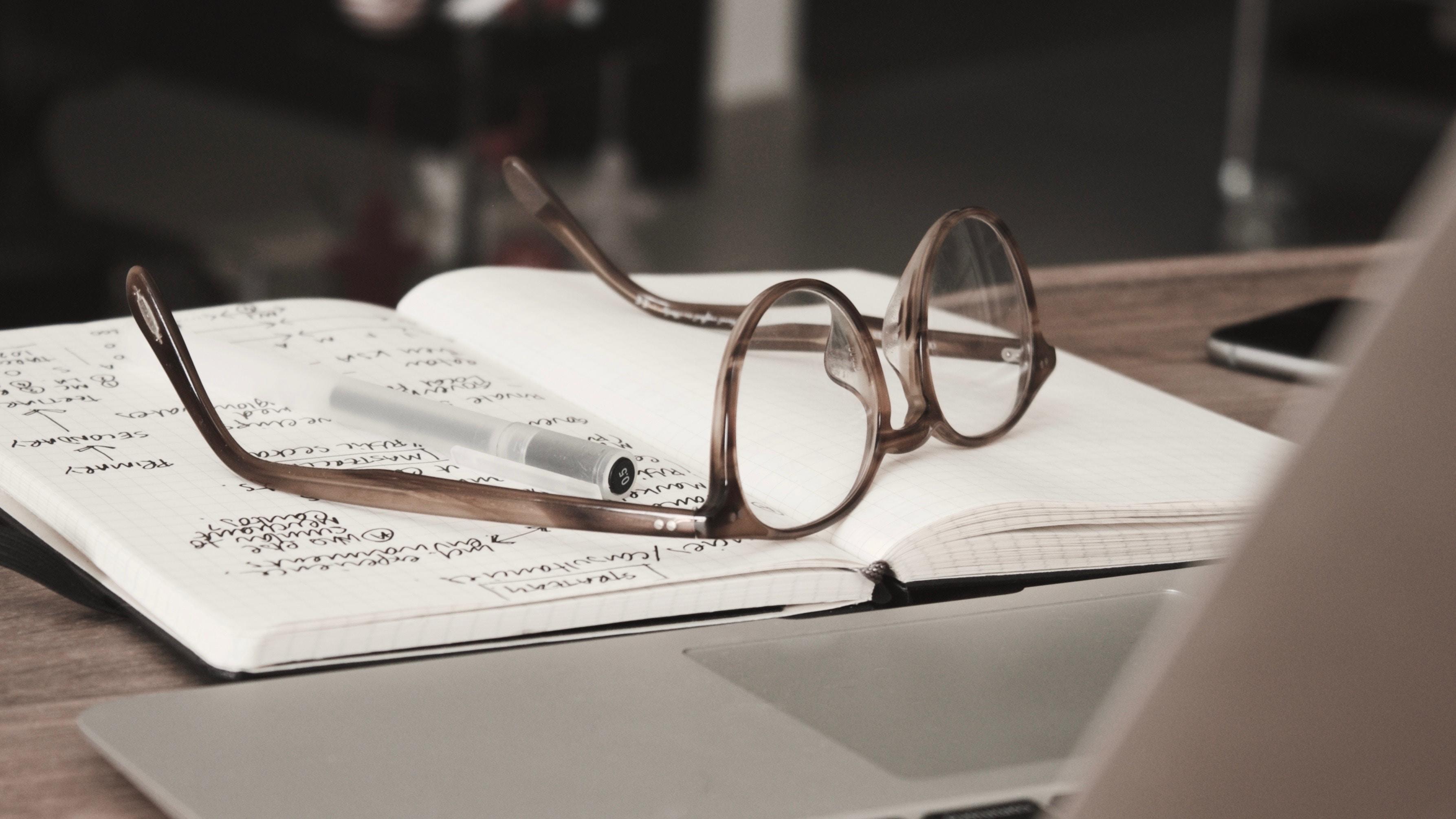 Lentes sobre cuaderno