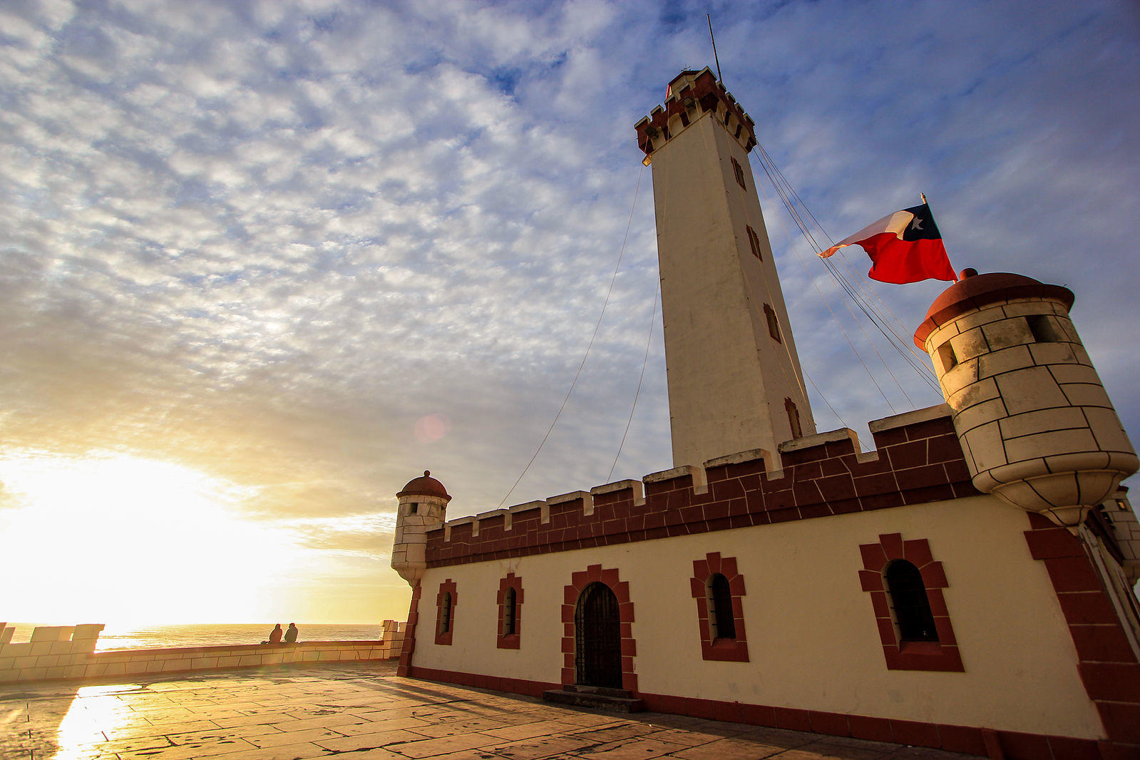 faro con bandera de Chile