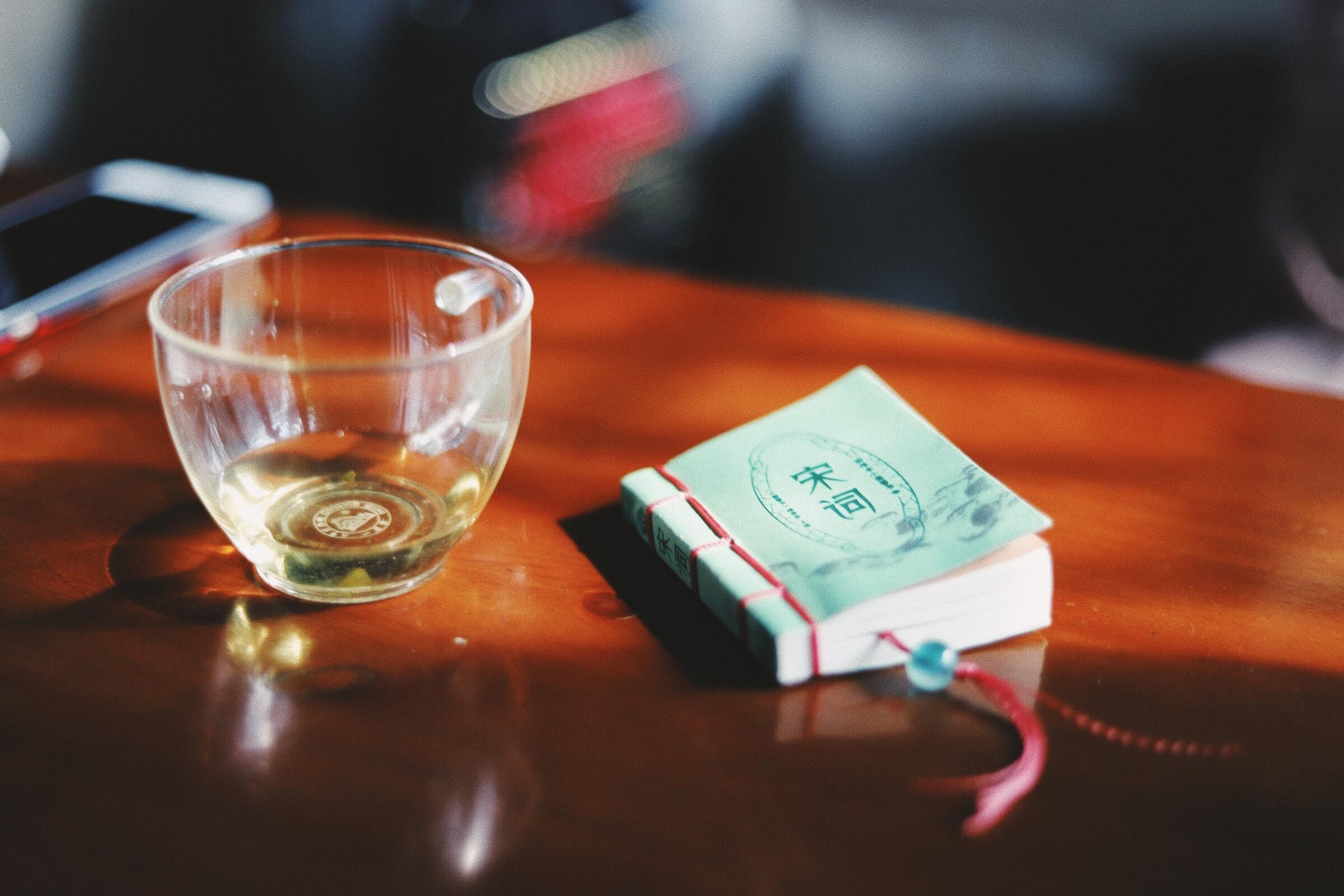 Taza y cuaderno chino