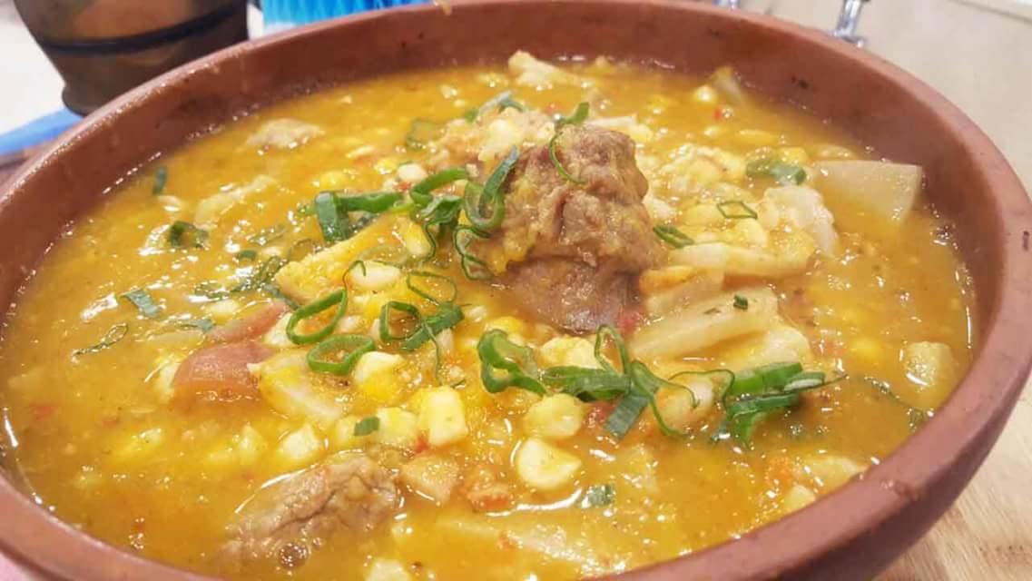 Locro en plato de greda