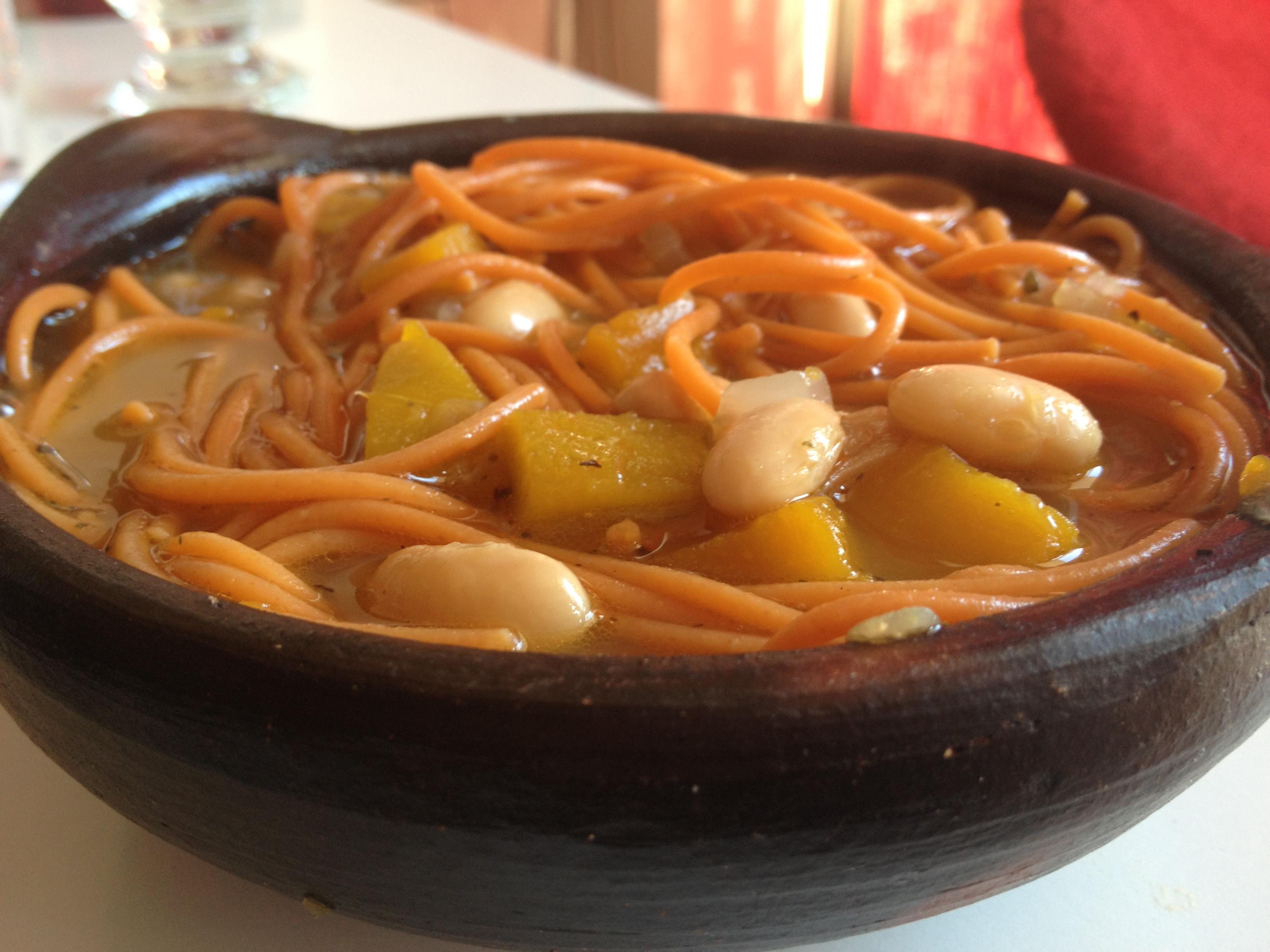 Porotos con fideos