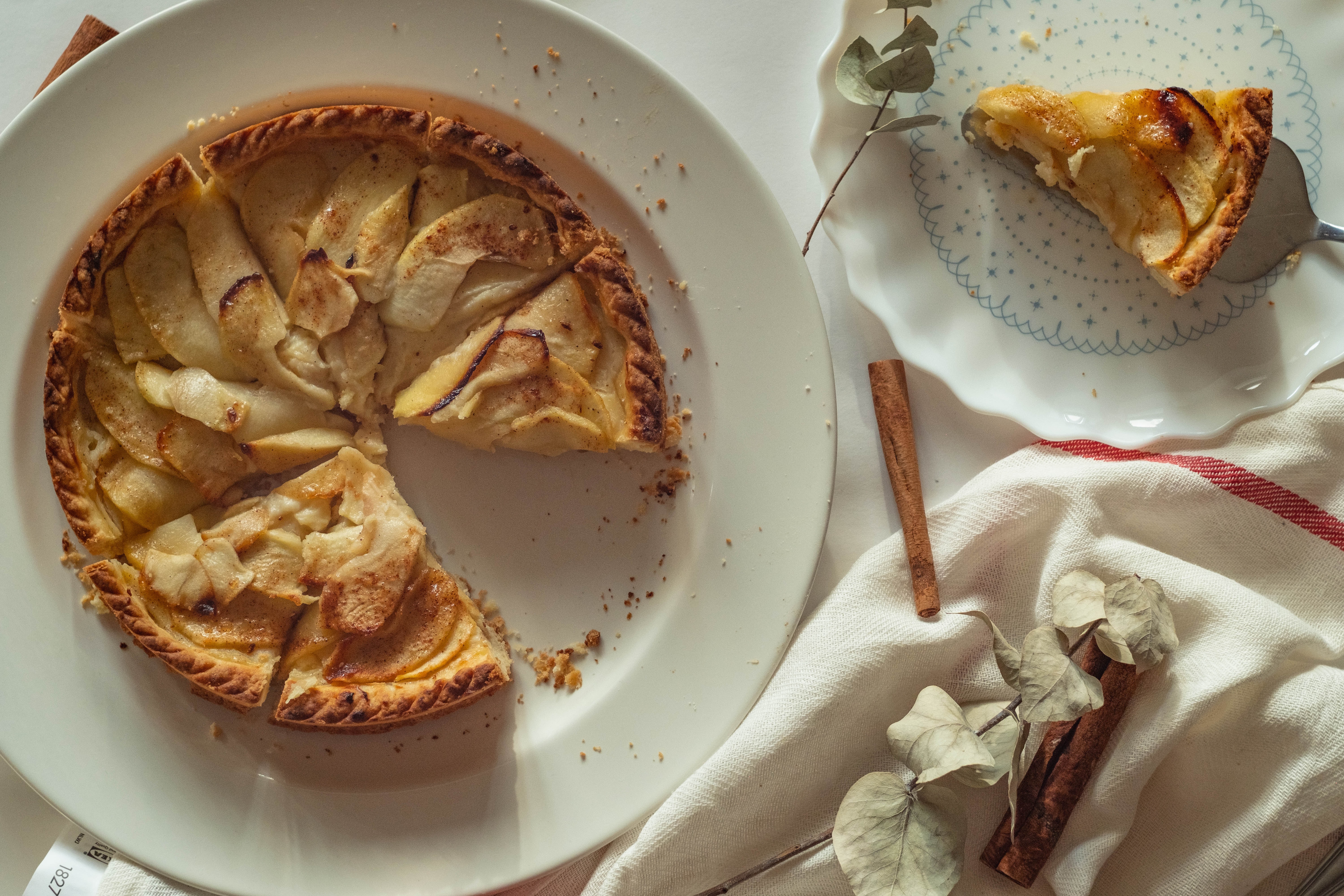 Kuchen dividido sobre plato