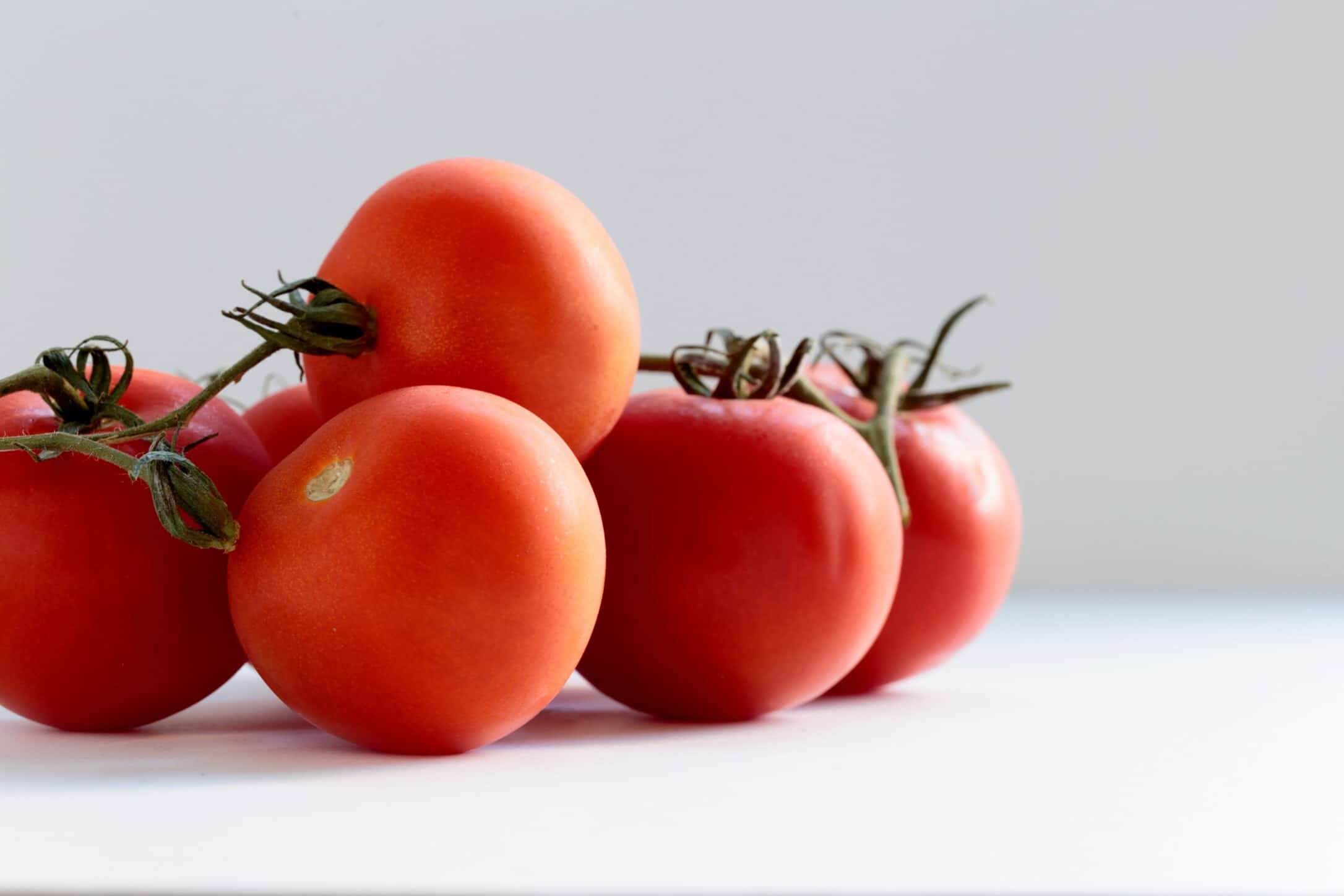 Tomates apilados en la mesa
