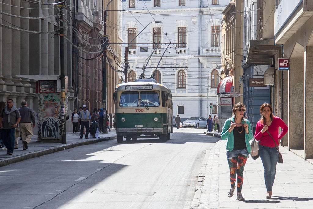 Mujeres caminando por una calle de Valparaíso