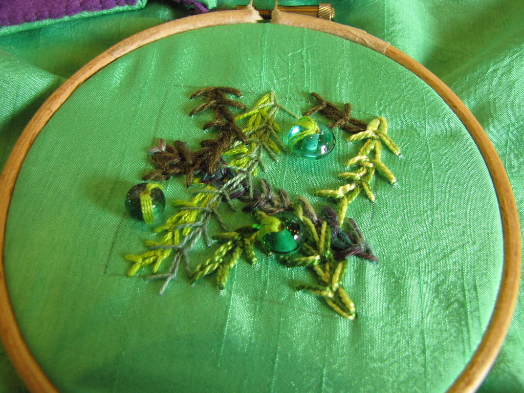 Bordado en tonos verdes con hilos y pedrería