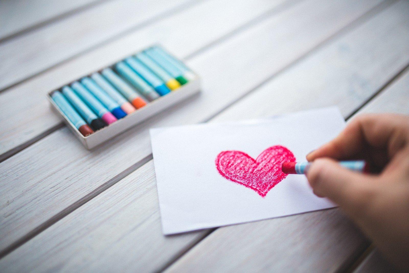 Dibujo de corazón con lápiz pastel