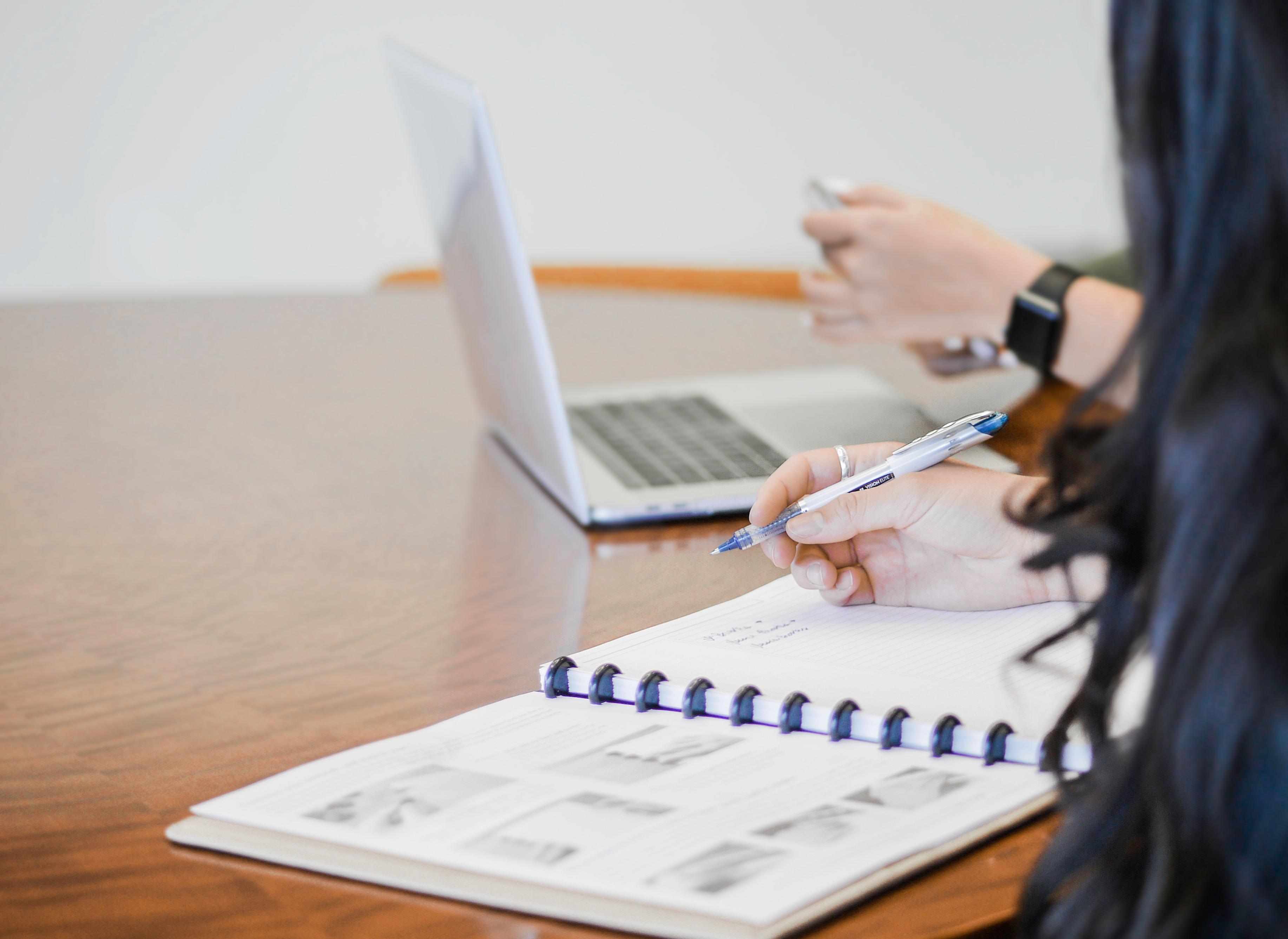 Personas trabajando sobre mesa