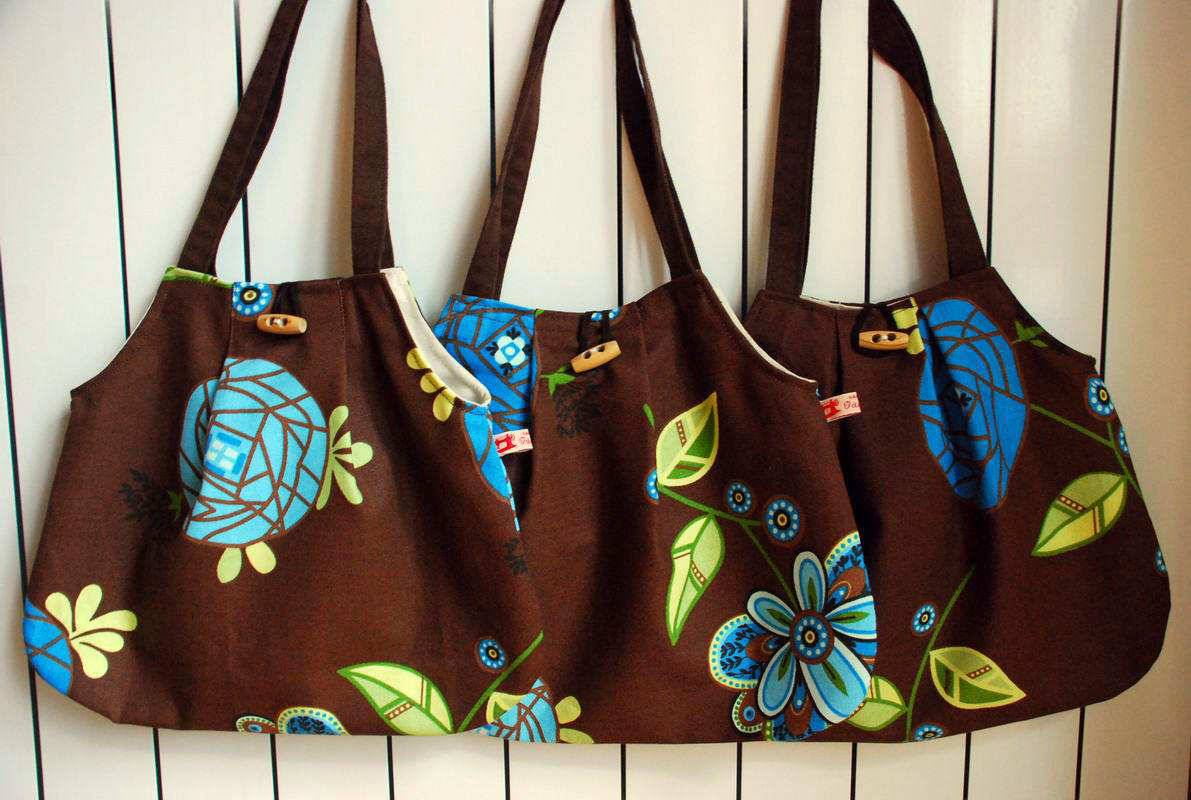 Bolsos color café con flores cosidos a máquina