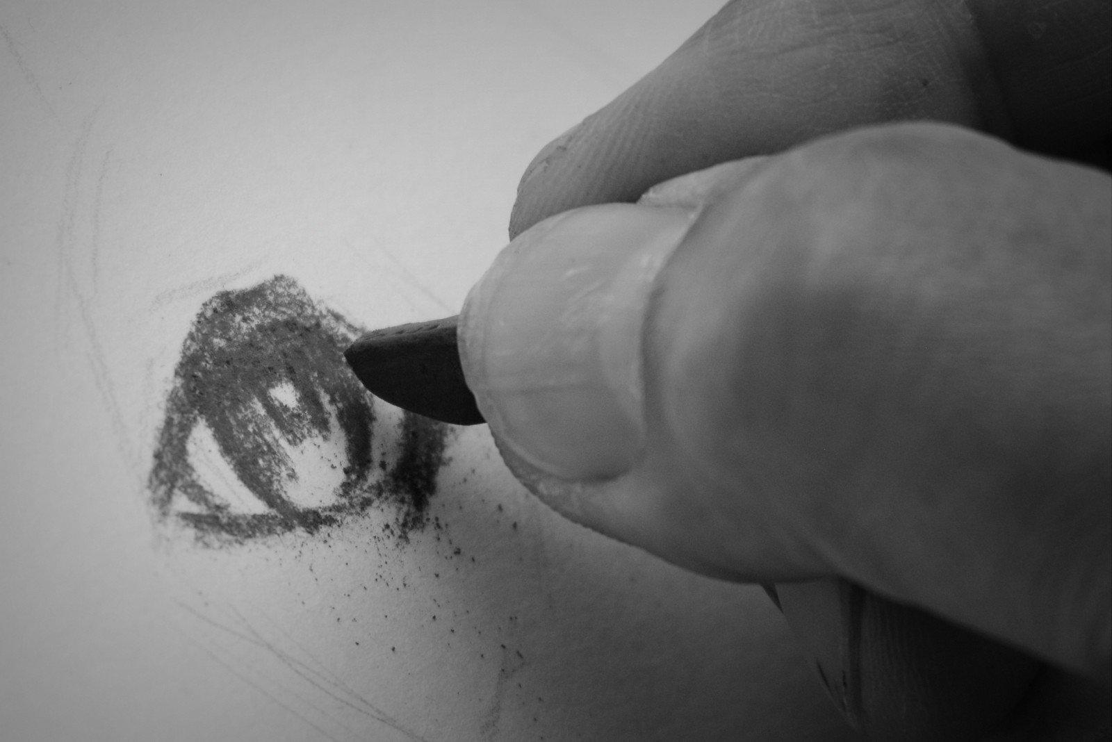 Dibujo de un ojo usando carboncillo