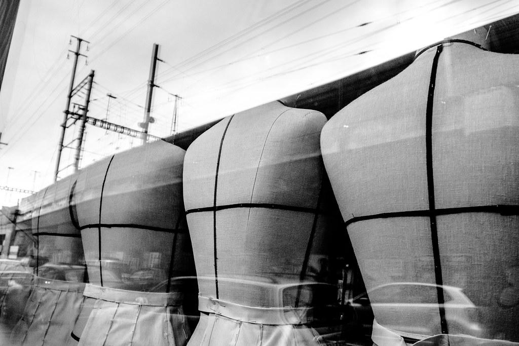 Maniquíes para diseño de modas dispuestos en una ventana