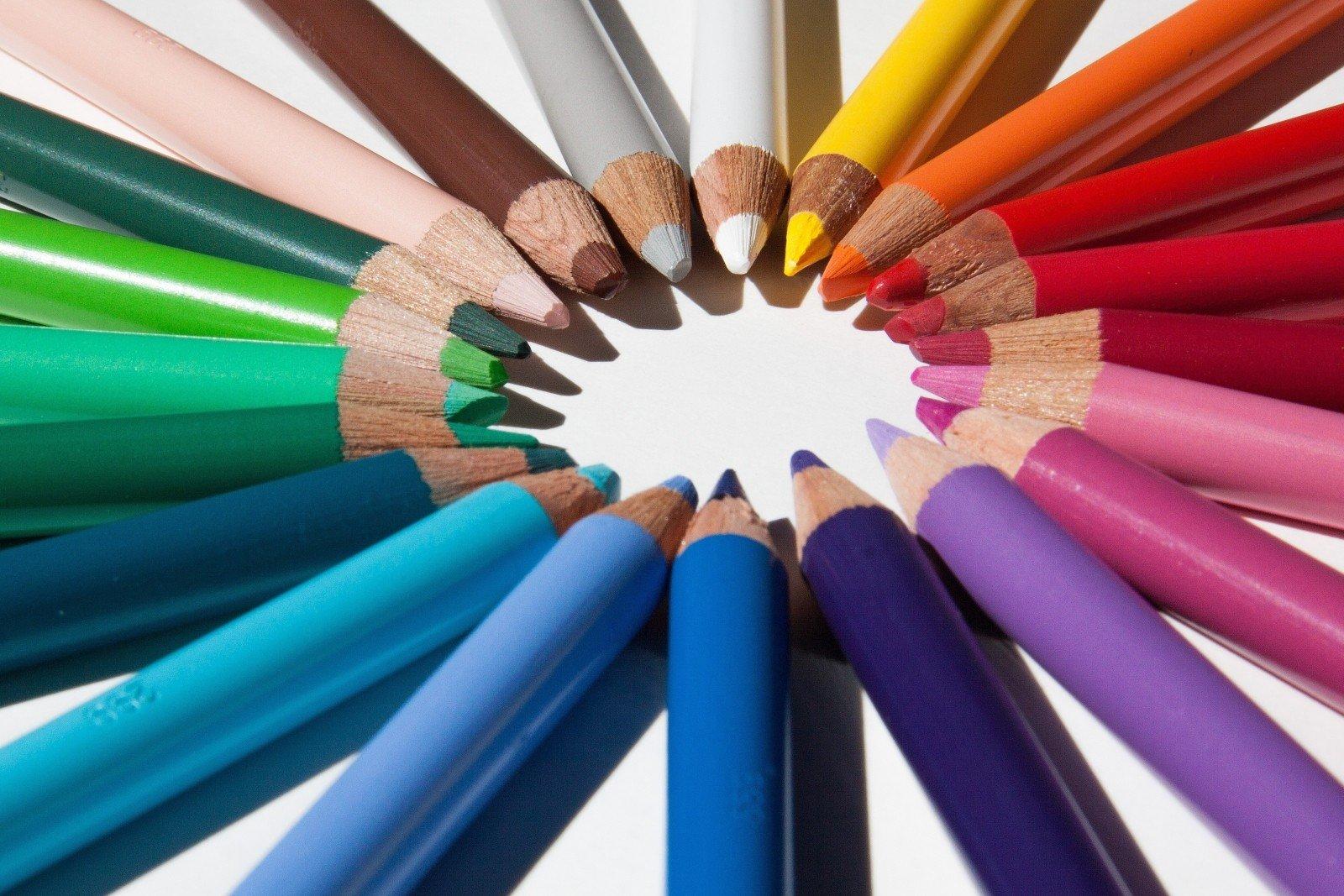 Lápices de colores dispuestos en un círculo