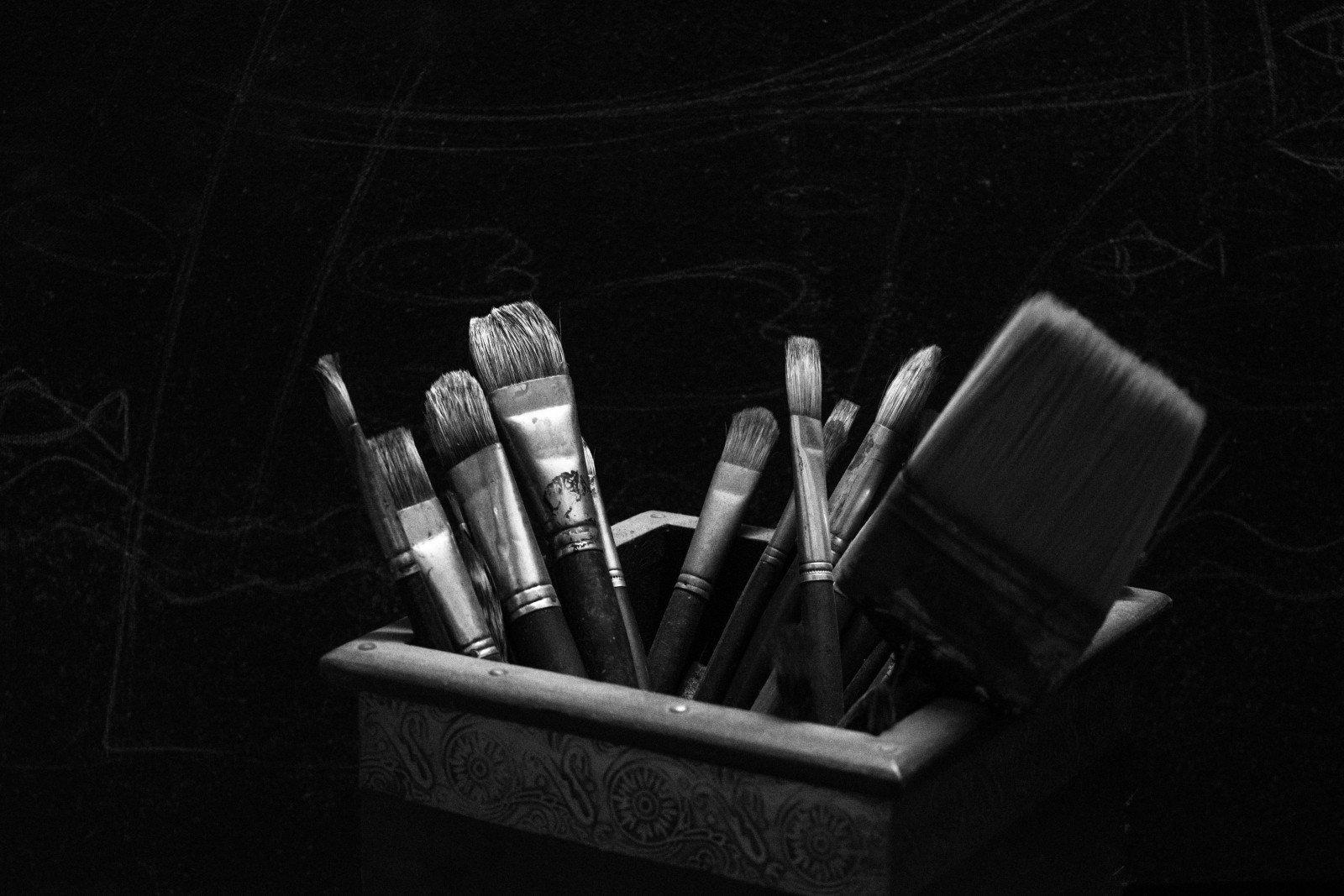 Pinceles de pintura en blanco y negro