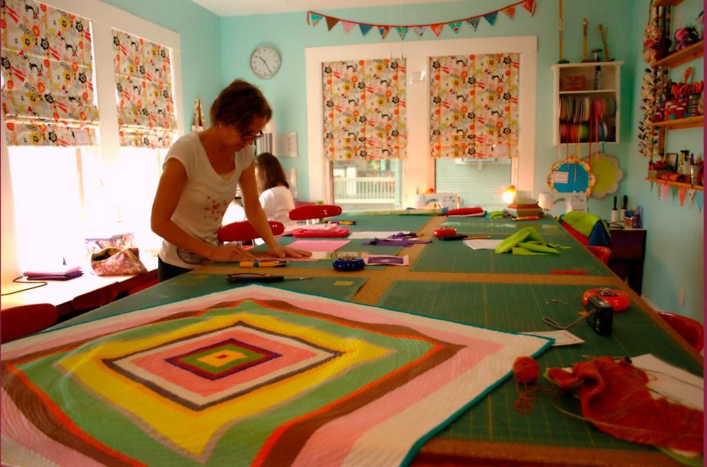 Mujer trabajando sobre mesa de costura