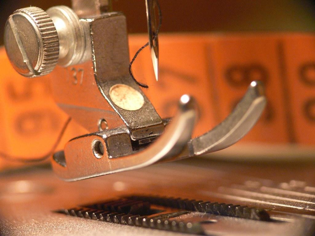 Acercamiento de aguja de máquina de coser