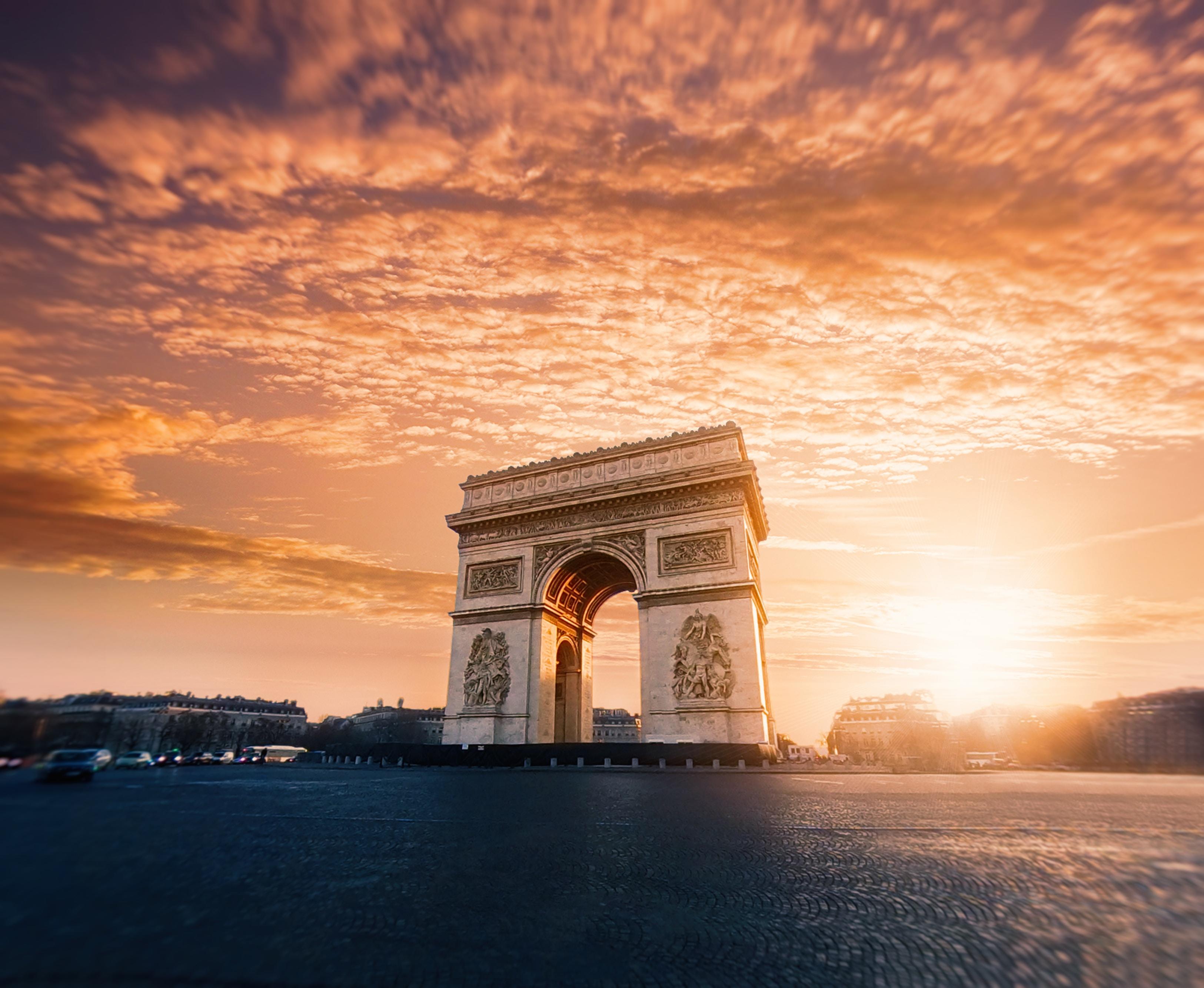 Arco del Triunfo y sol detrás