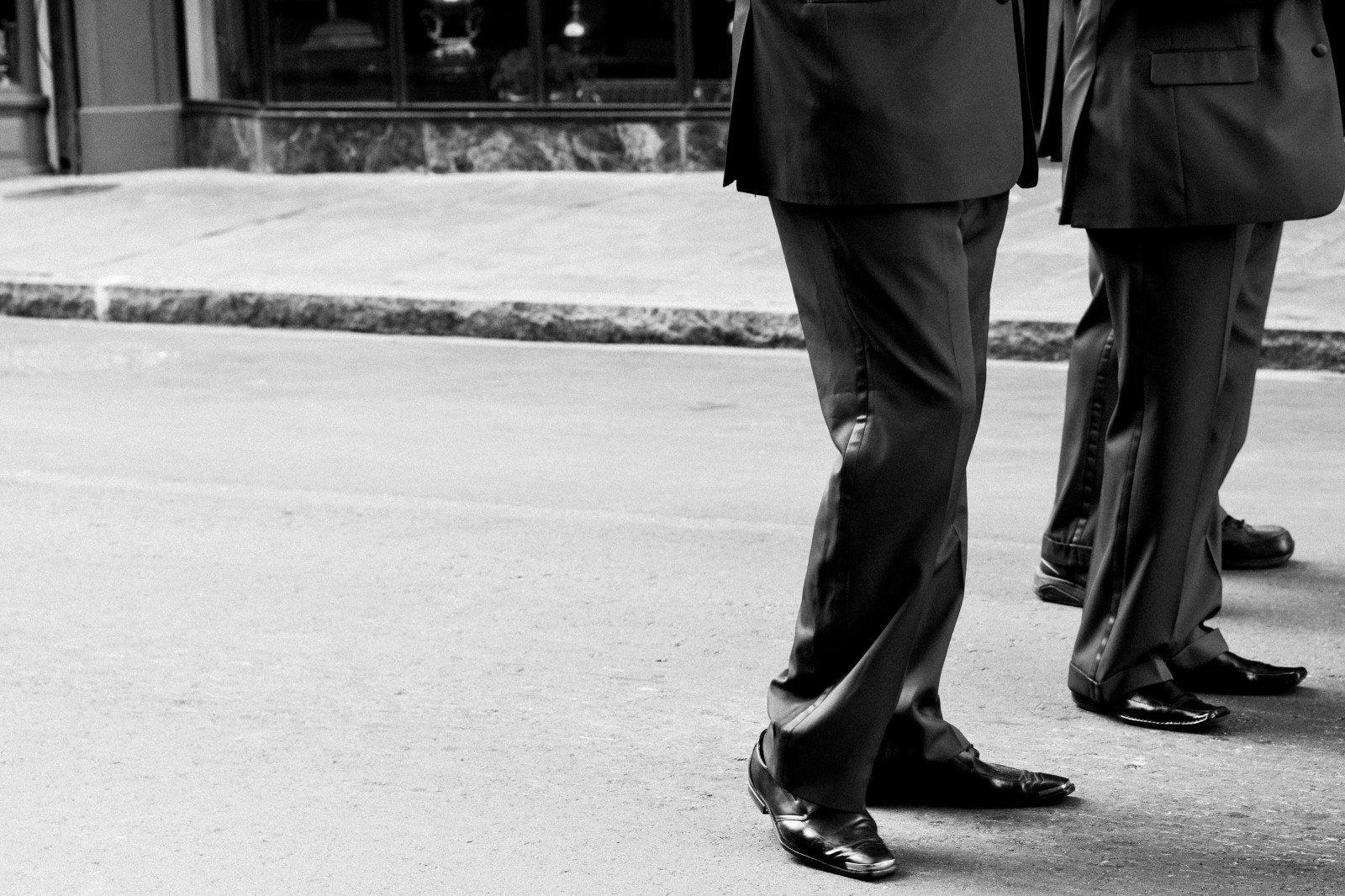 Hombres con traje de oficina
