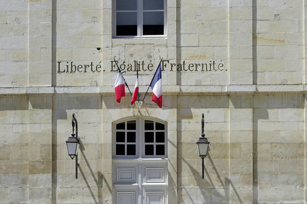 Banderas francesas en fachada de edificio