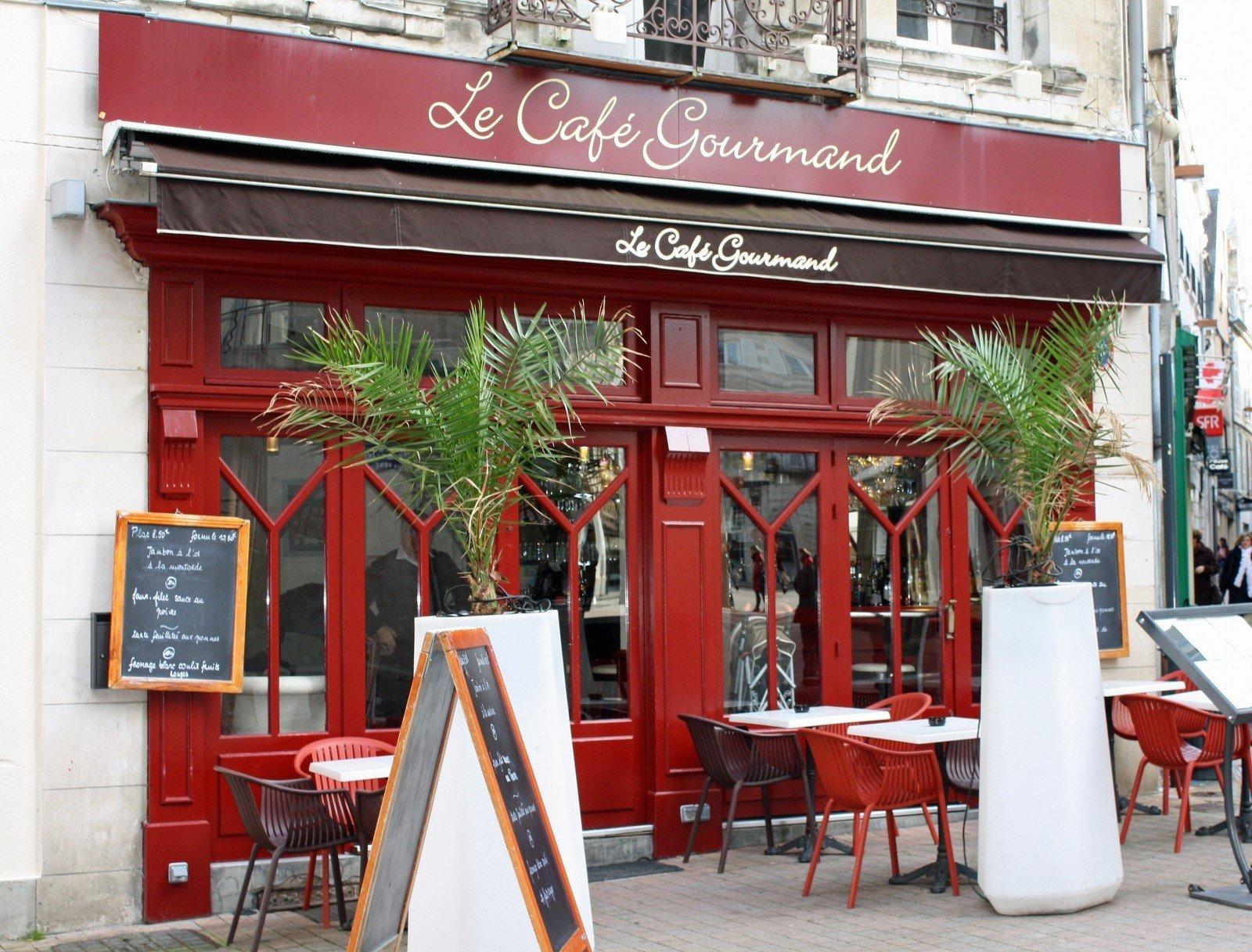 Cafetería francesa con fachada roja