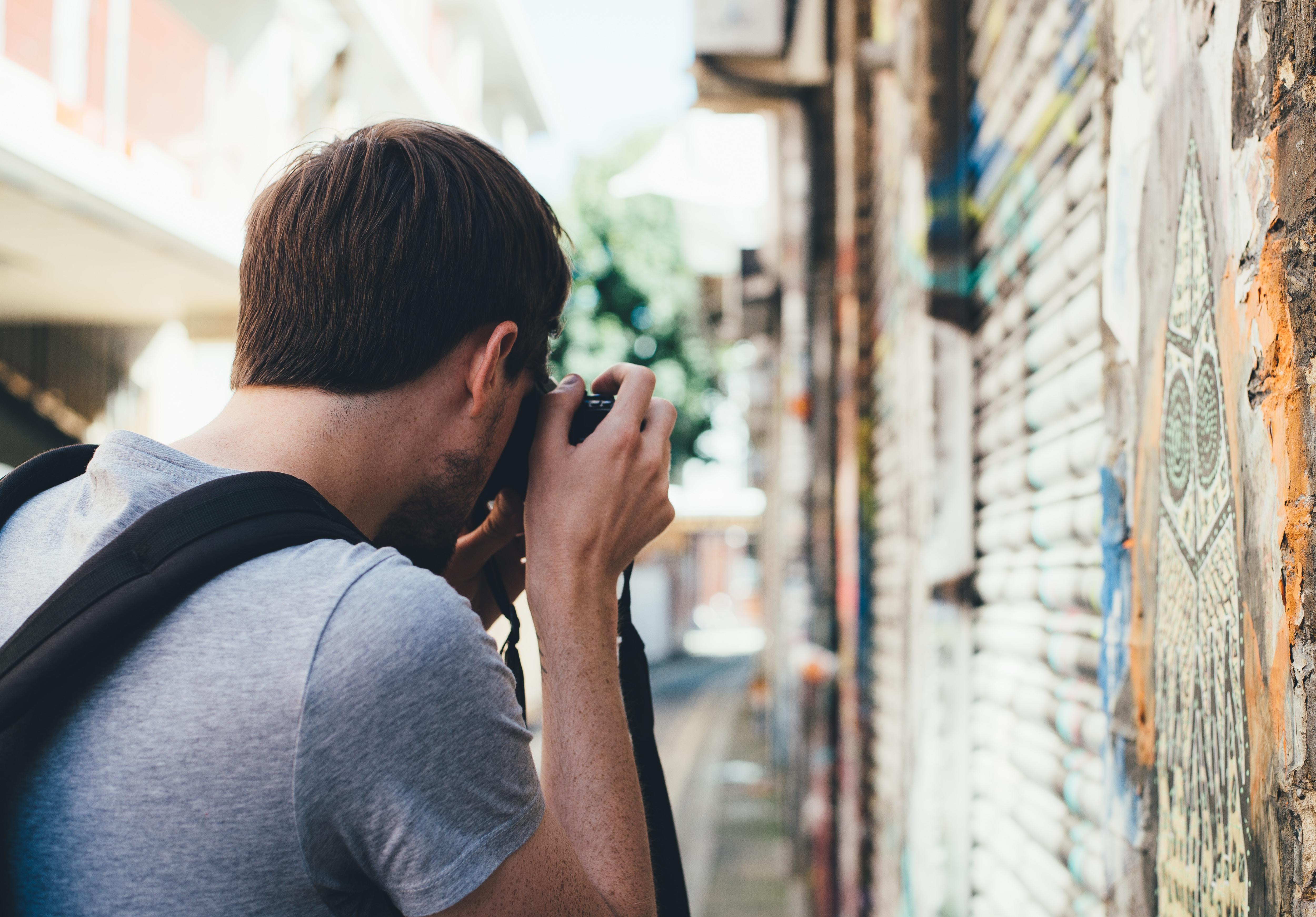 Hombre fotografiando exterior