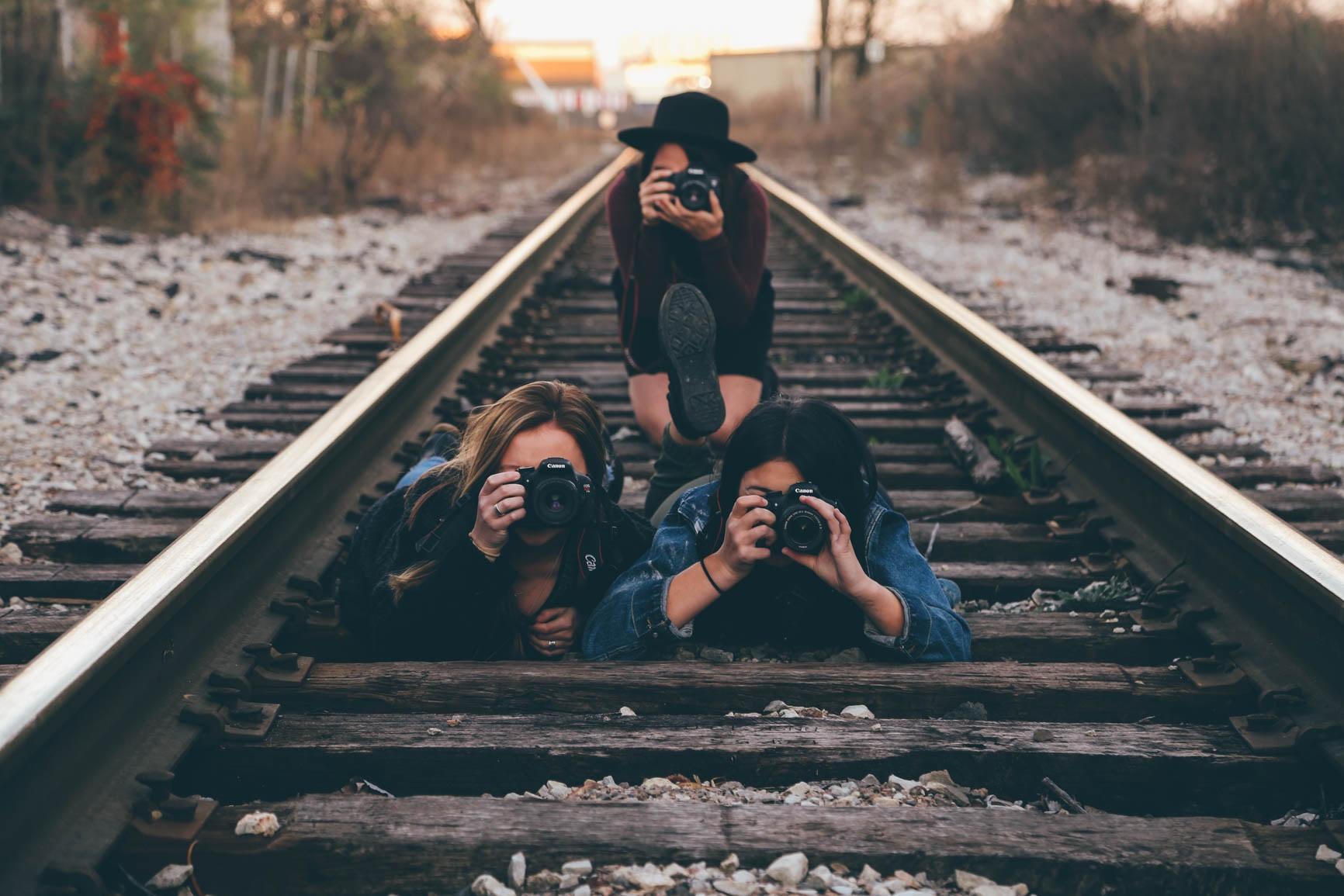 Personas fotografiando en línea del tren